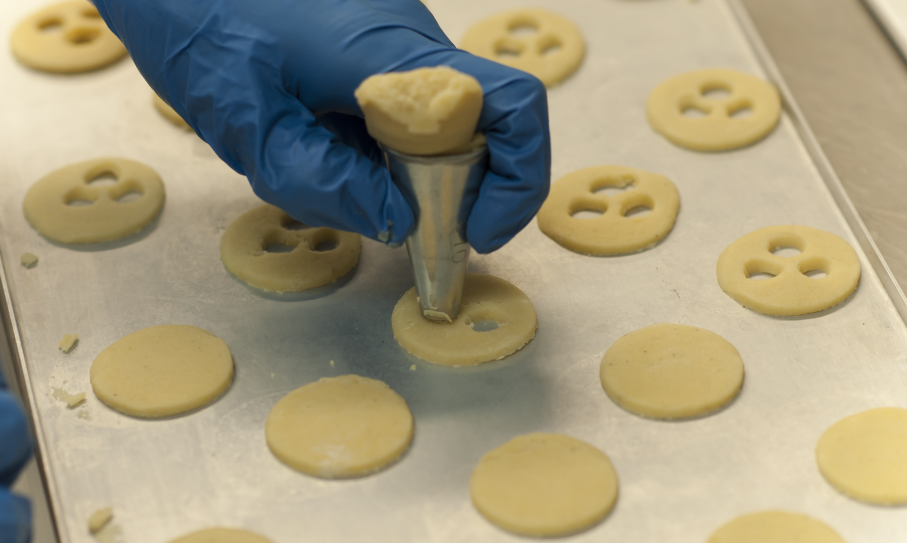 Bei Mannis Baumkuchenmanufaktur in Seefeld werden alle Kekse durch sorgfältige Handarbeit hergestellt und das schmeckt man auch.