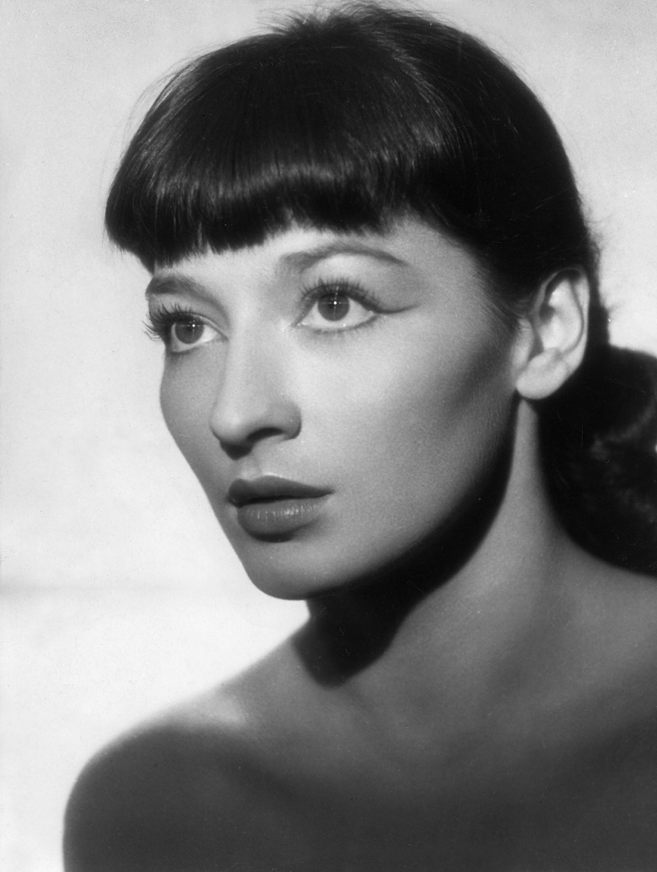 Porträt der jungen französischen Sängerin Juliette Greco, 1955