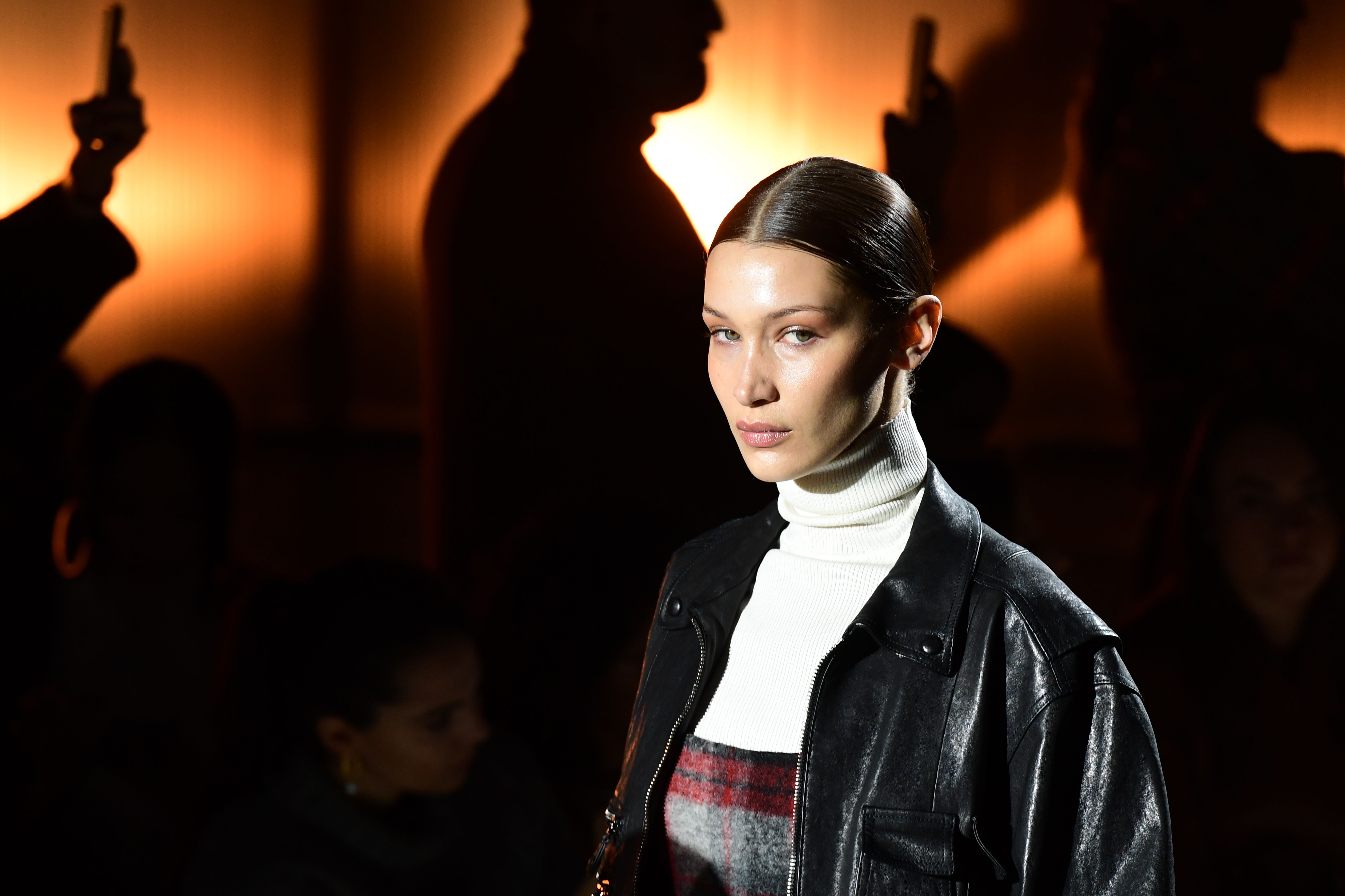 Porträt des Topmodels Bella Hadid vor dunklem Hintergrund