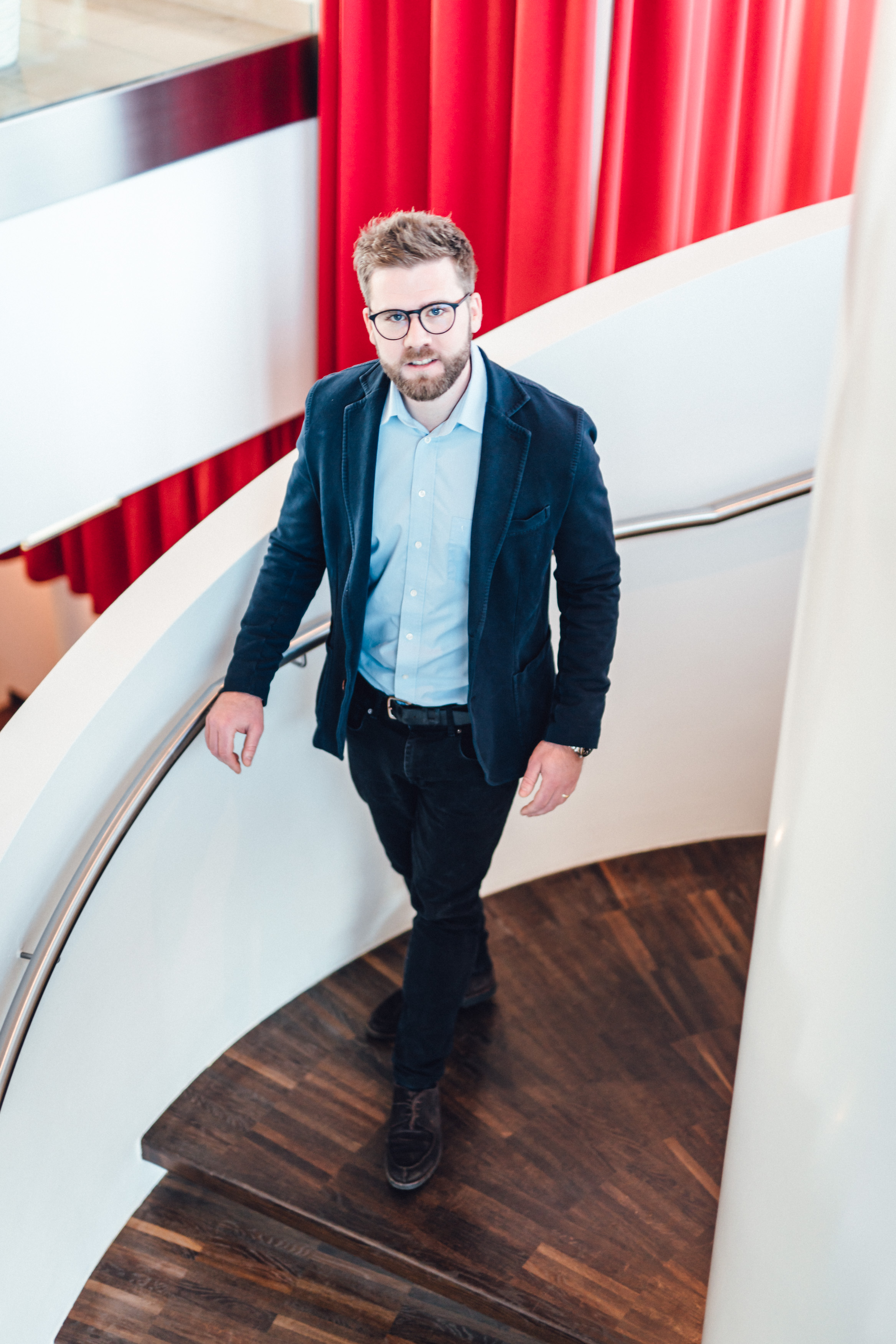 JW-Kärnten-Vorsitzender Paul Haas in einem Treppenhaus