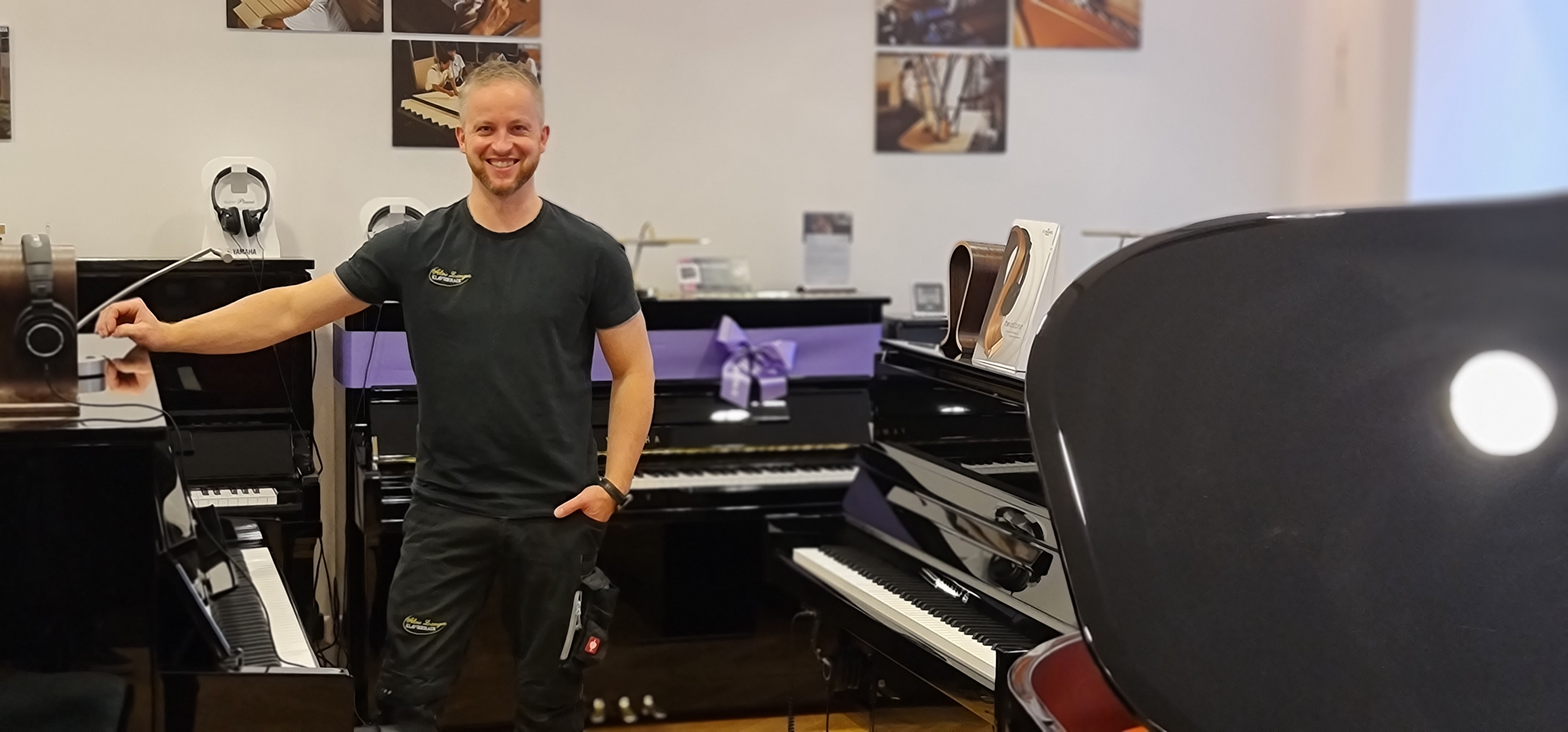 Alexander Langer umgeben von Klavieren