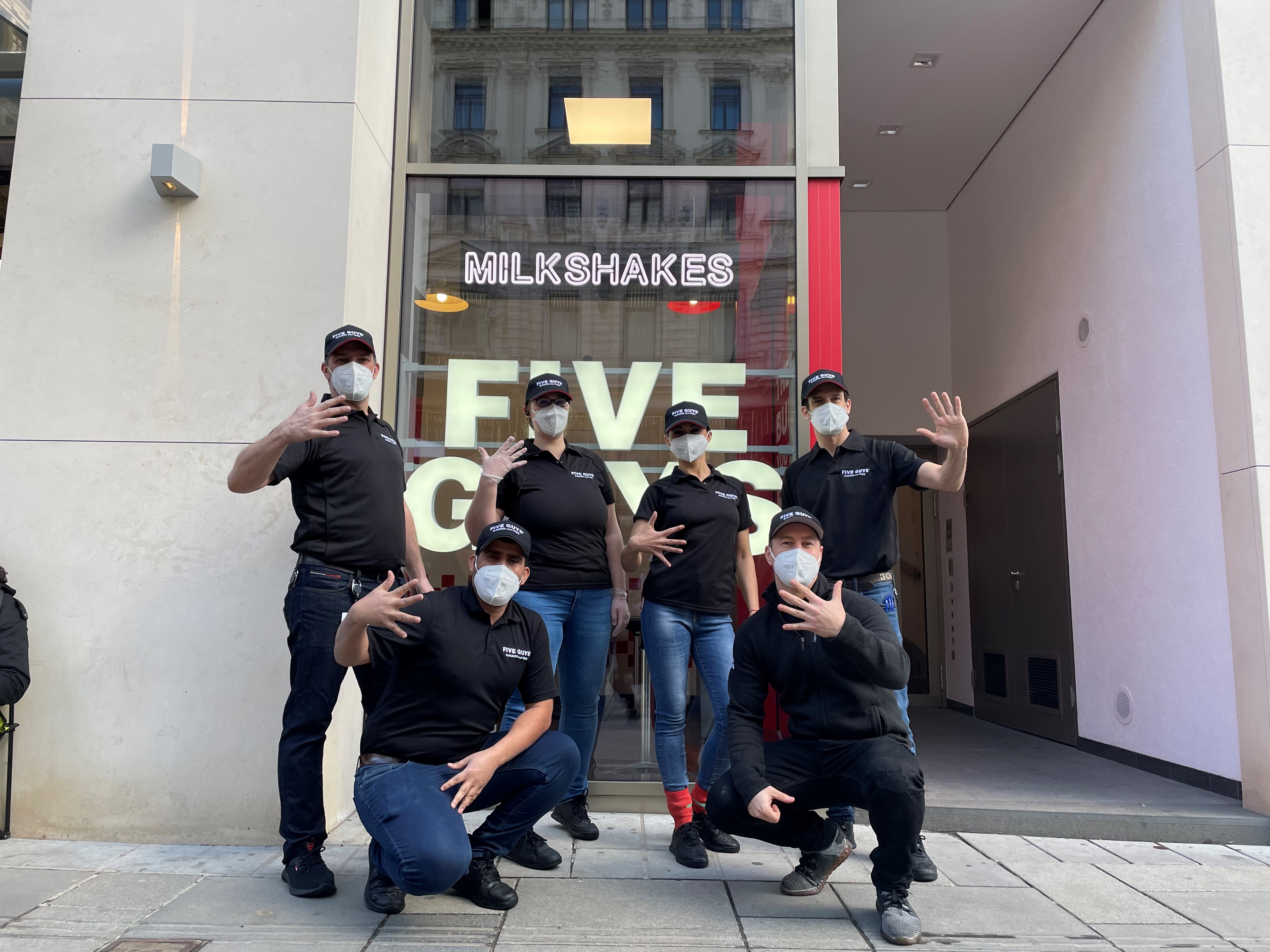 Mitarbeiter der neu eröffneten Five Guys-Filiale