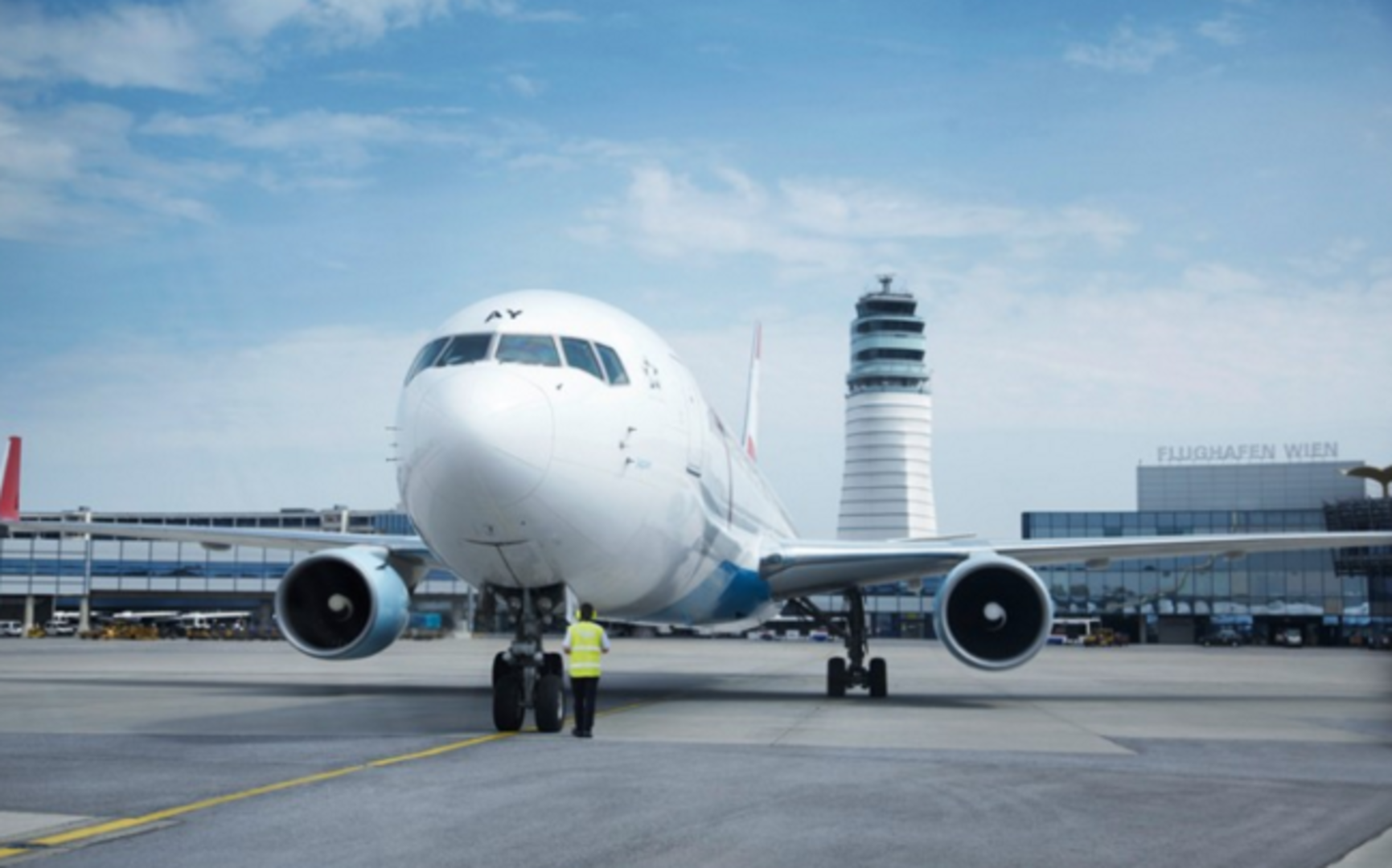 Passagierflugzeug auf dem Rollfeld, Flughafen Wien