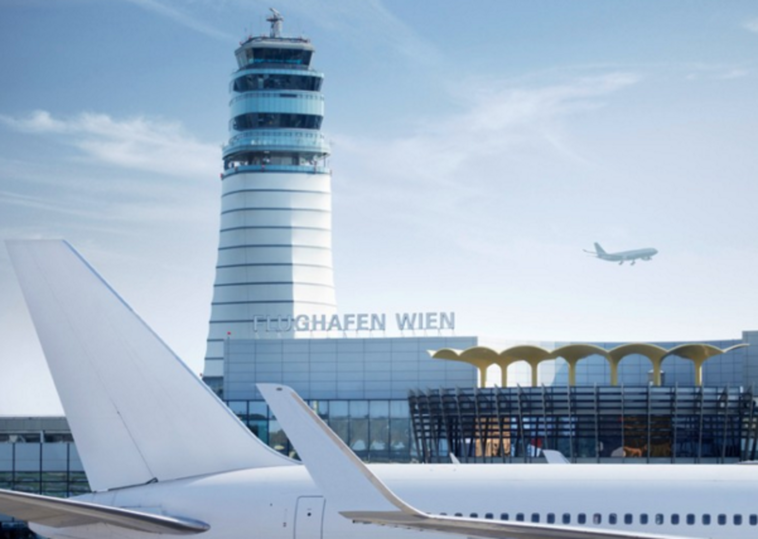 Ansicht Tower und Flugzeug am Flughafen Wien