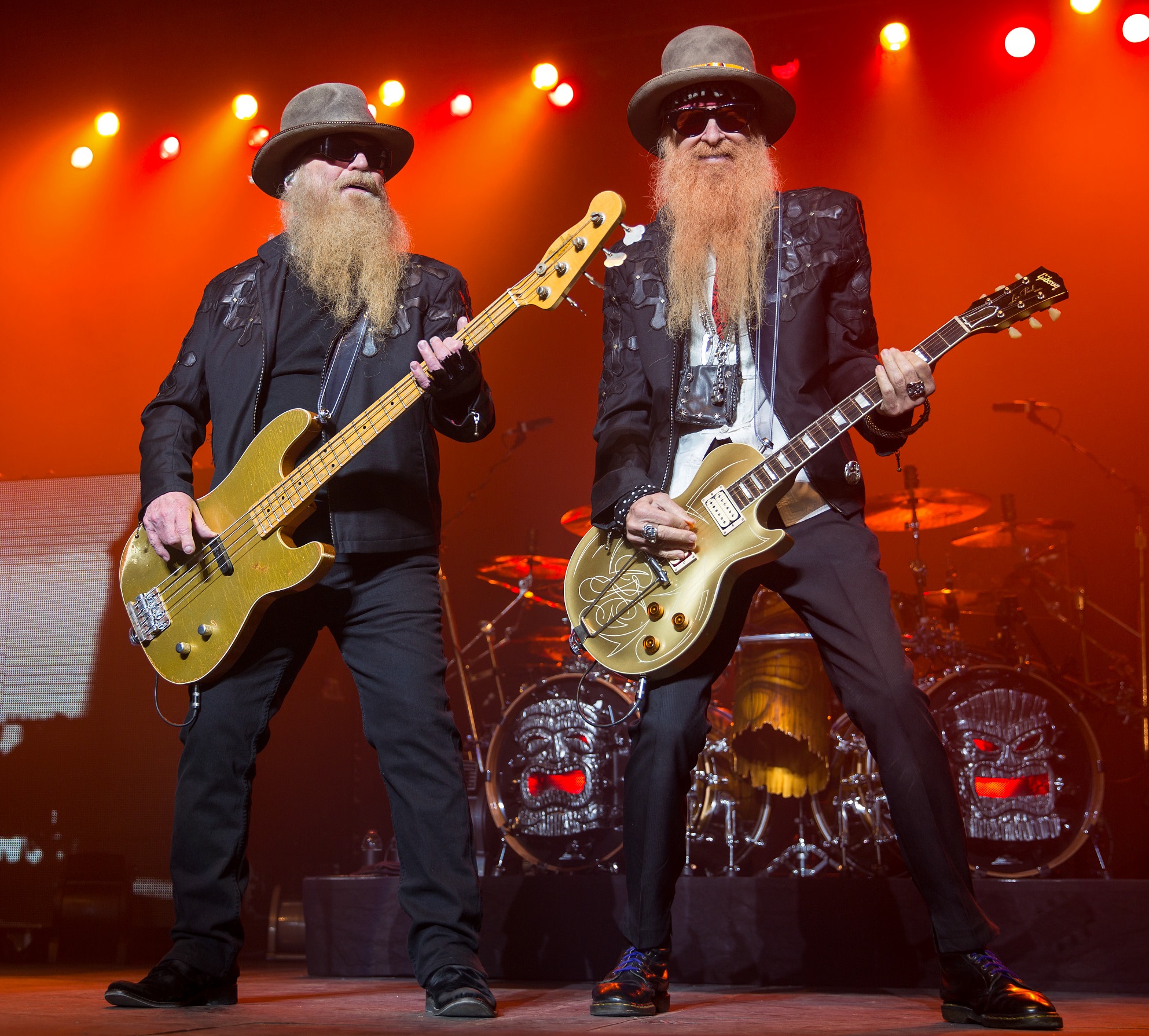 De bärtigen Bandleader der US-Band ZZ Top auf der Bühne