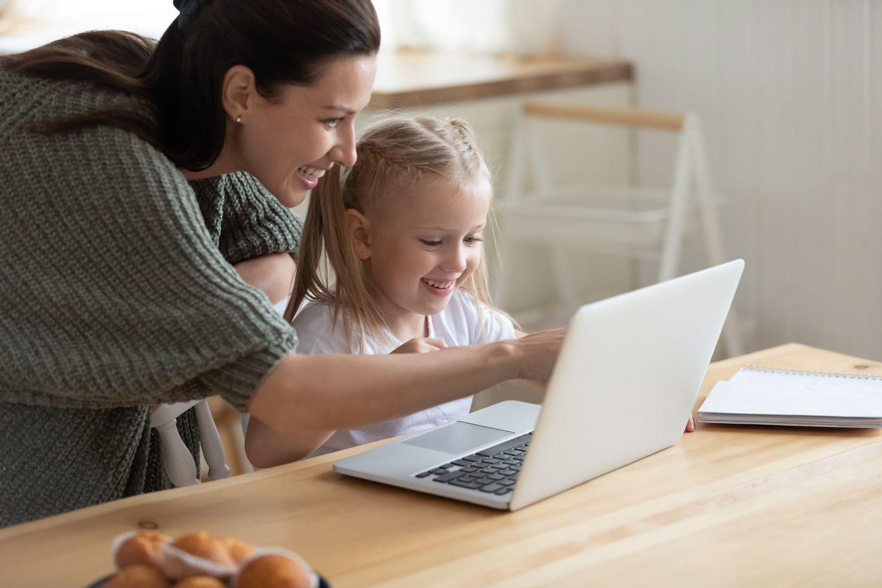 Mutter und Tochter mit Laptop | Credit: iStock.com/fizkes