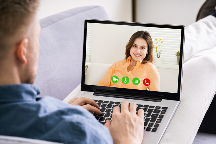 Online-Date | Credit: iStock.com/AndreyPopov