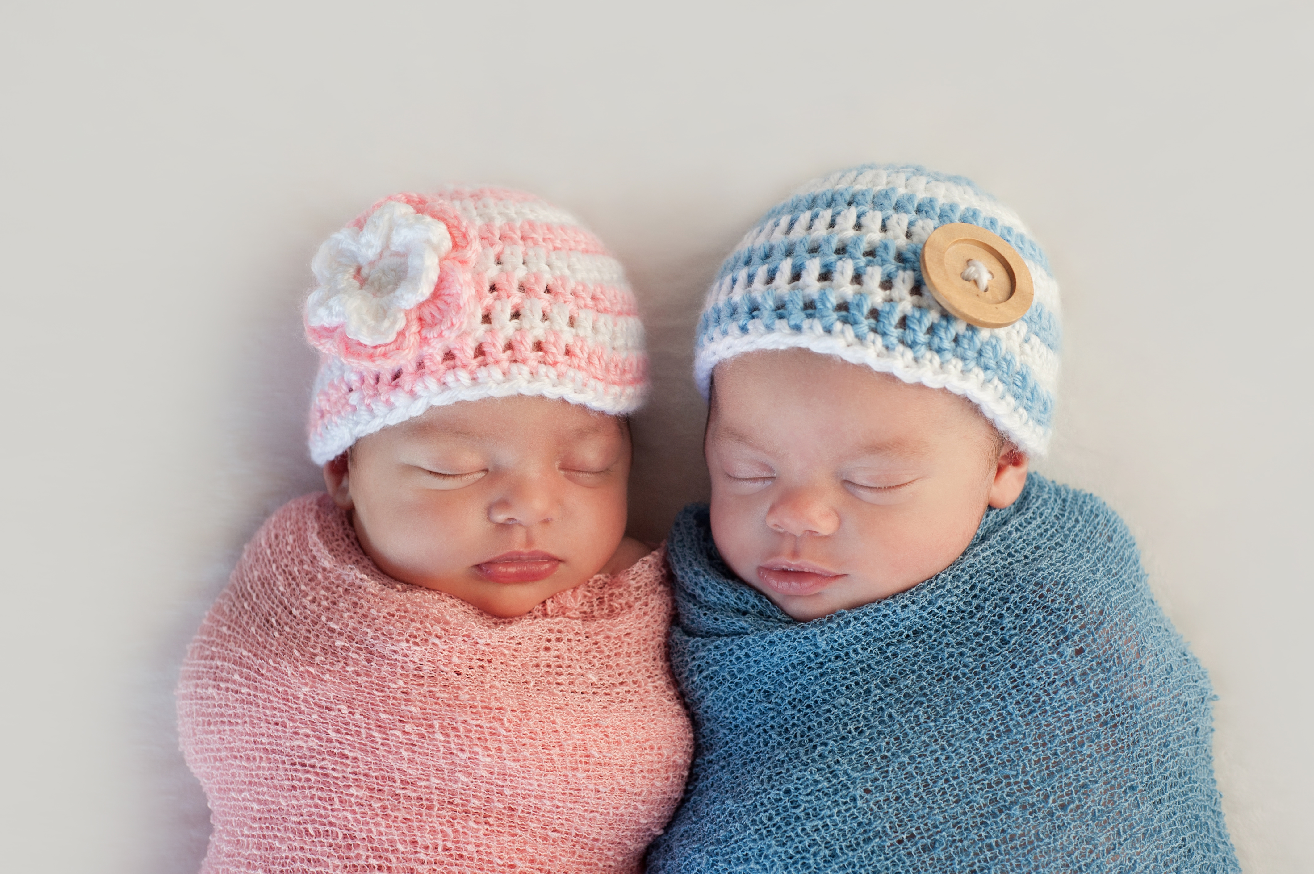 Bub und Mädchen in blau und rosa