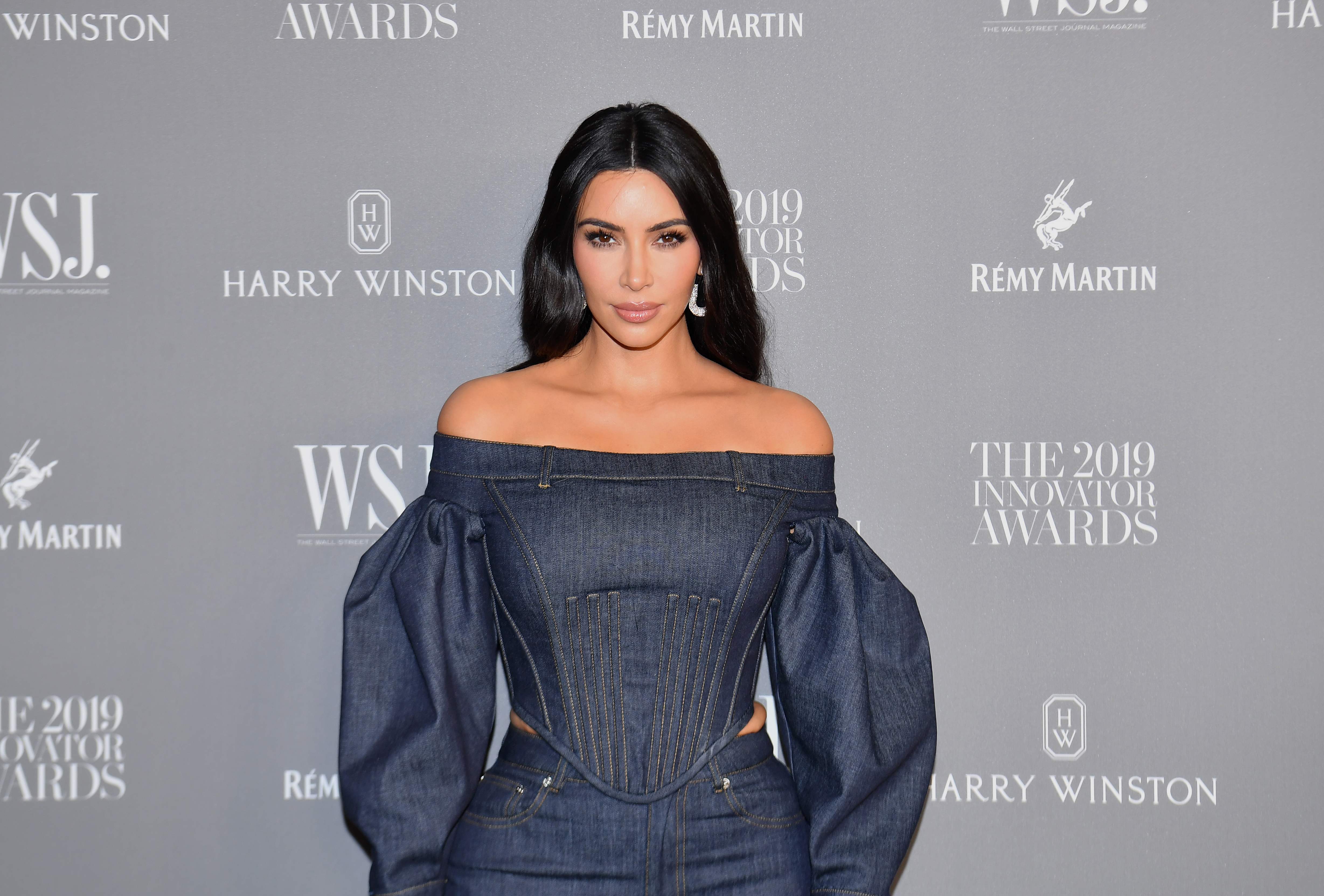 US-Reality Star Kim Kardashian in einem Jeanseinteiler