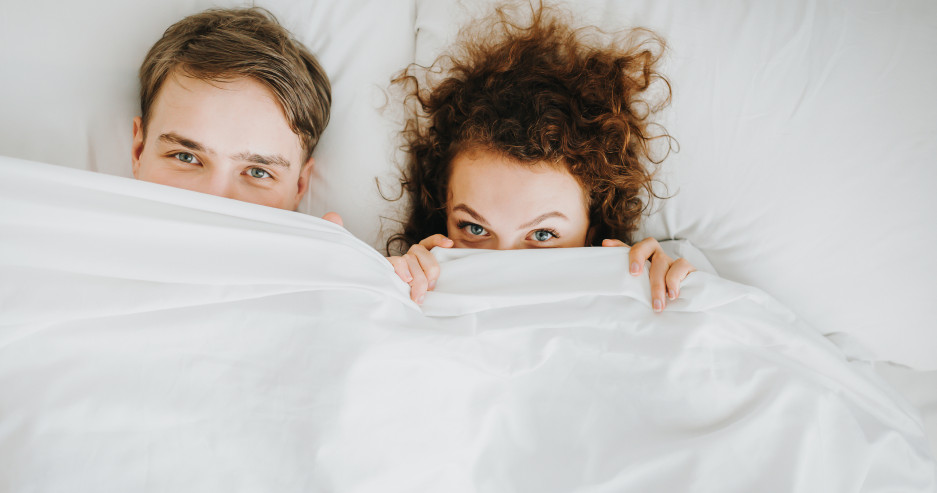 Ältere Frau liebt jüngeren Mann - mittlerweile keine Seltenheit mehr | Credit: iStock.com/interstid