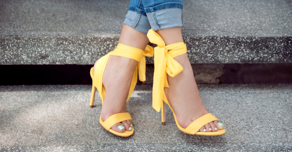 Zu hohe Absätze und zu enge Schuhen leisten Zehenverformungen Vorschub | Credit: iStock.com/ASashka