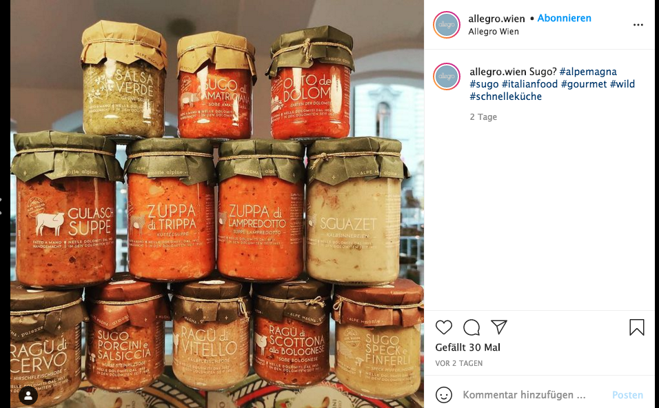 Gestapelte Gläser von italienischen Fertiggerichten mit Beschriftung