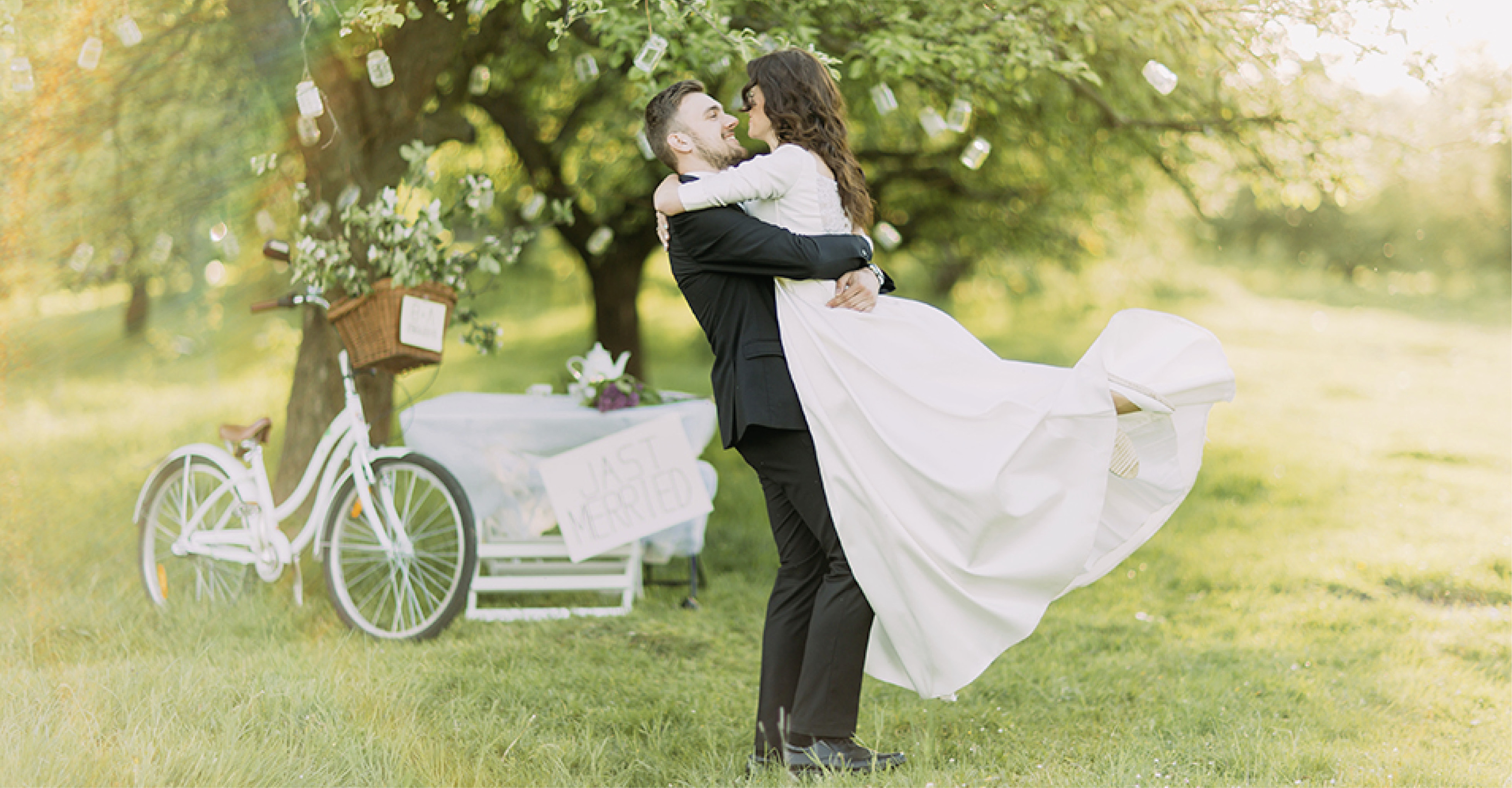 Brautpaar im Grünen