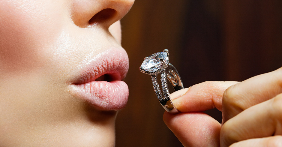 Frau küsst Brilliantring
