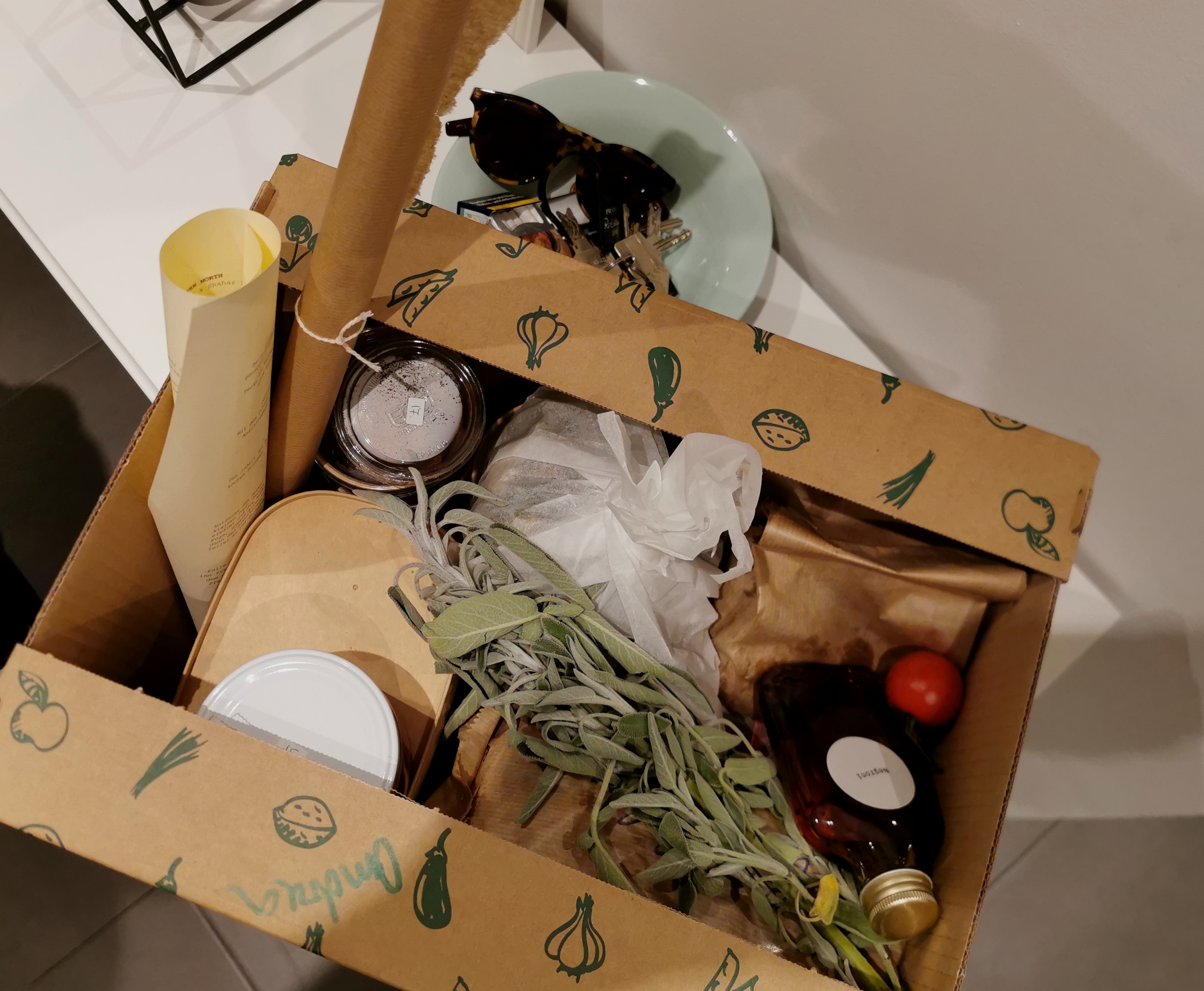 Geöffneter Karton mit Zutaten für ein Abendessen