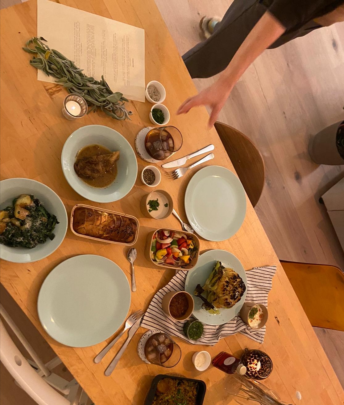 Gedeckter Tisch mit verschiedenen Speisen