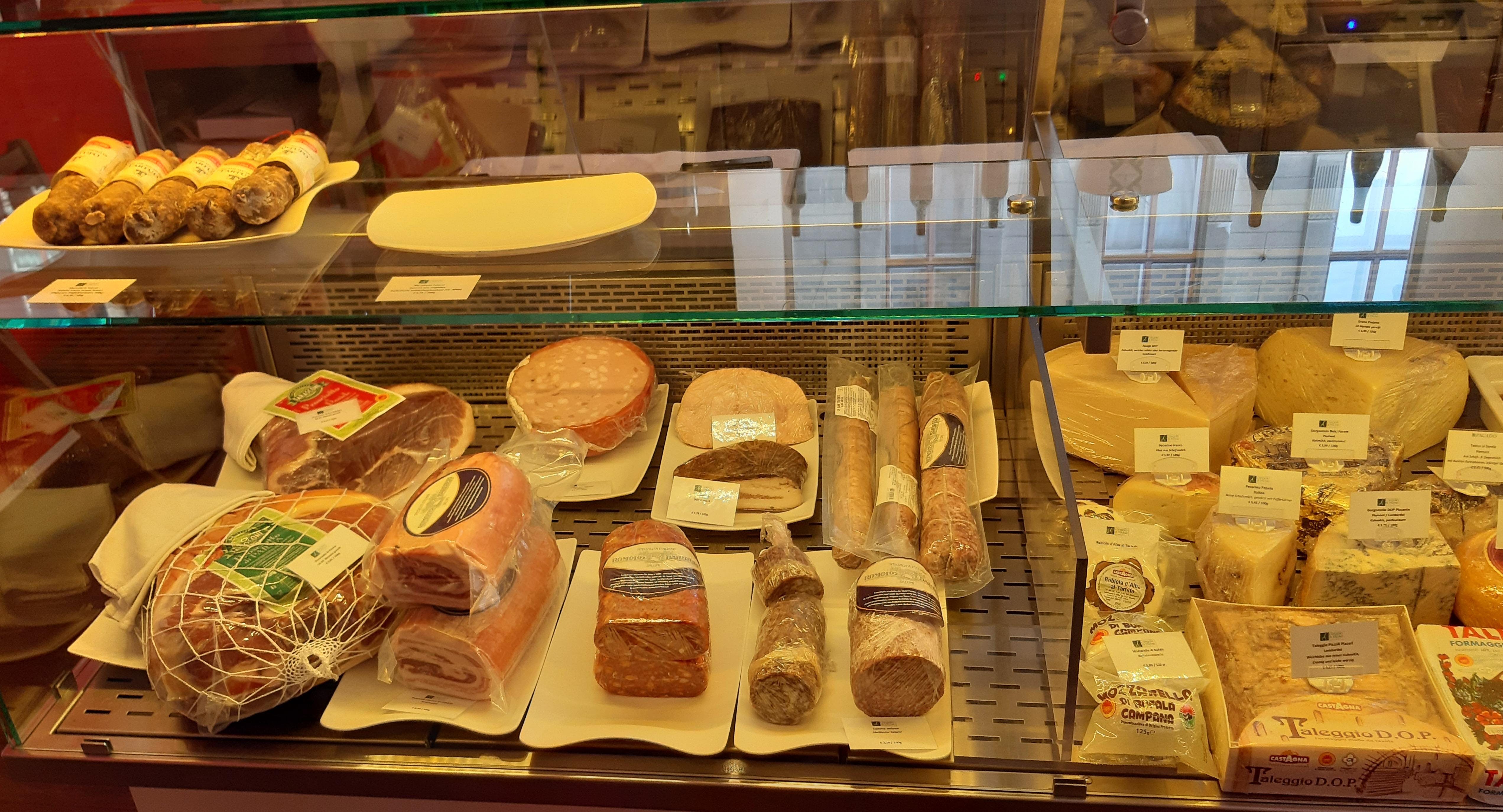 Vitrine mit mediterranenen Wurst,- Speck- und Käsespezialitäten