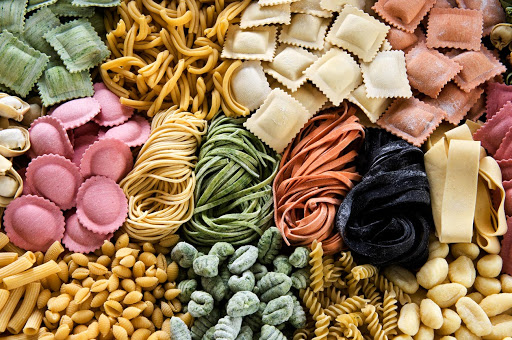 Eine Auswahl an verschiedenen handgemachten Nudeln und Gnocchi