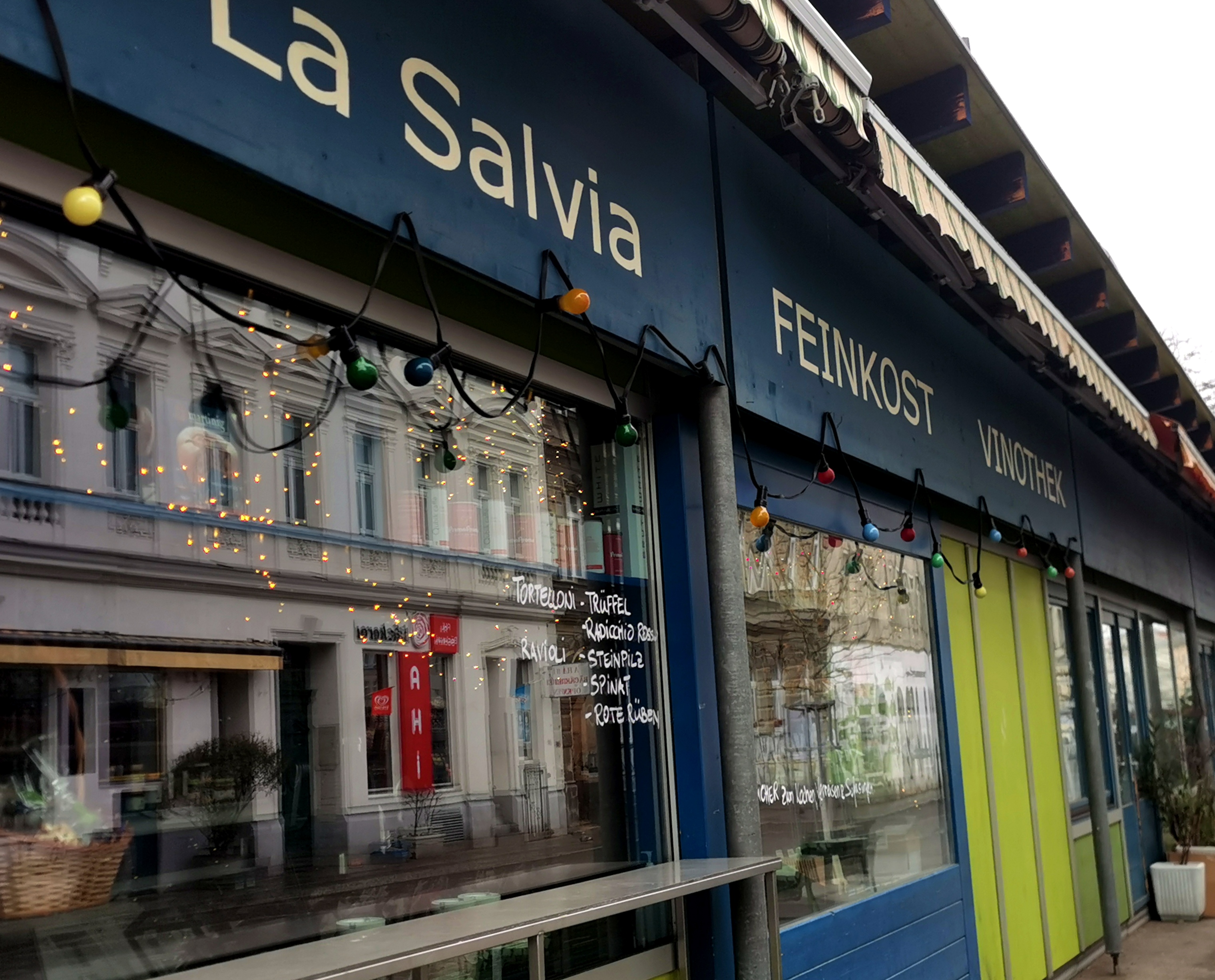 Fassade des italienisch-slowenischen Alimentari La Salvia