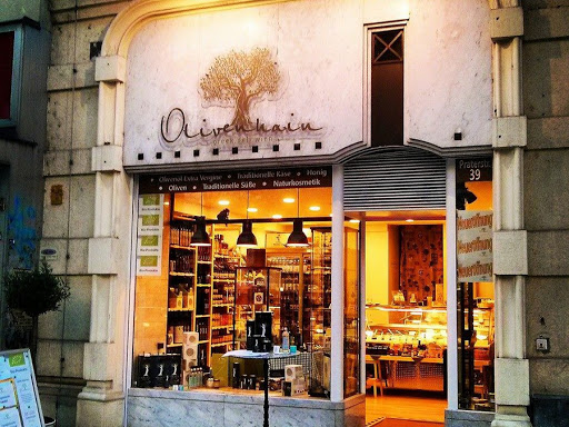 Fassade des Olivenöl Fachgeschäfts Olivenhain mit beleuchtetem Ladenraum