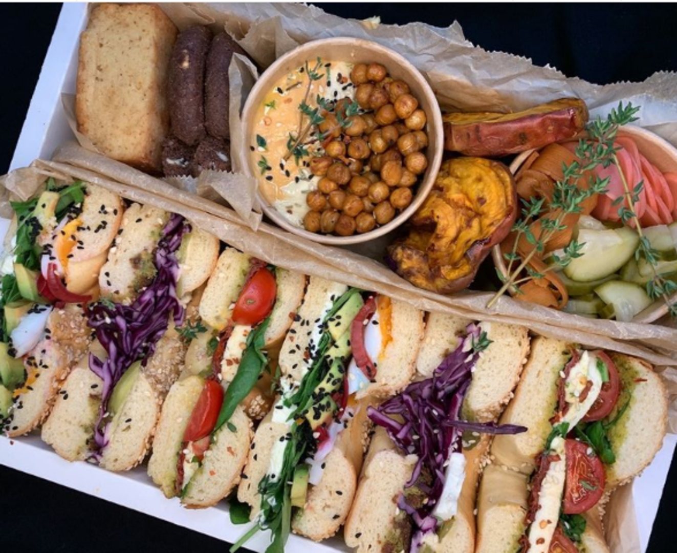 Karton mit Bagels und weiteren Zutaten von oben