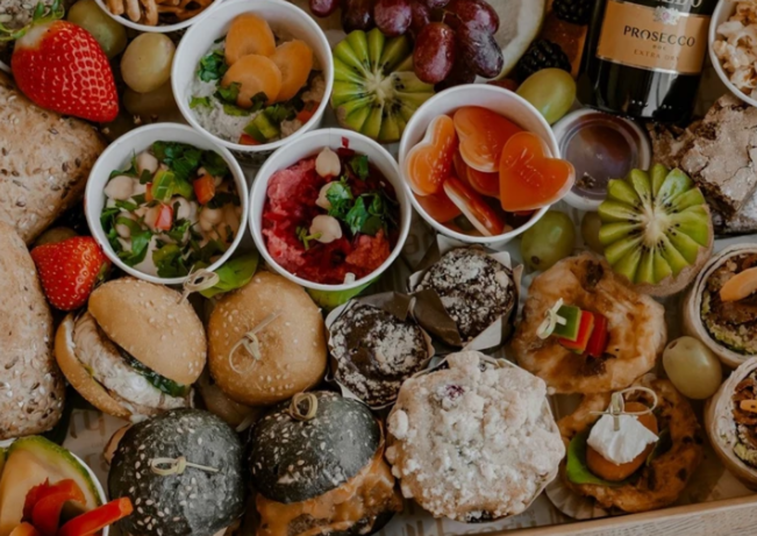 Miniburger, Süßes und Früchte von oben