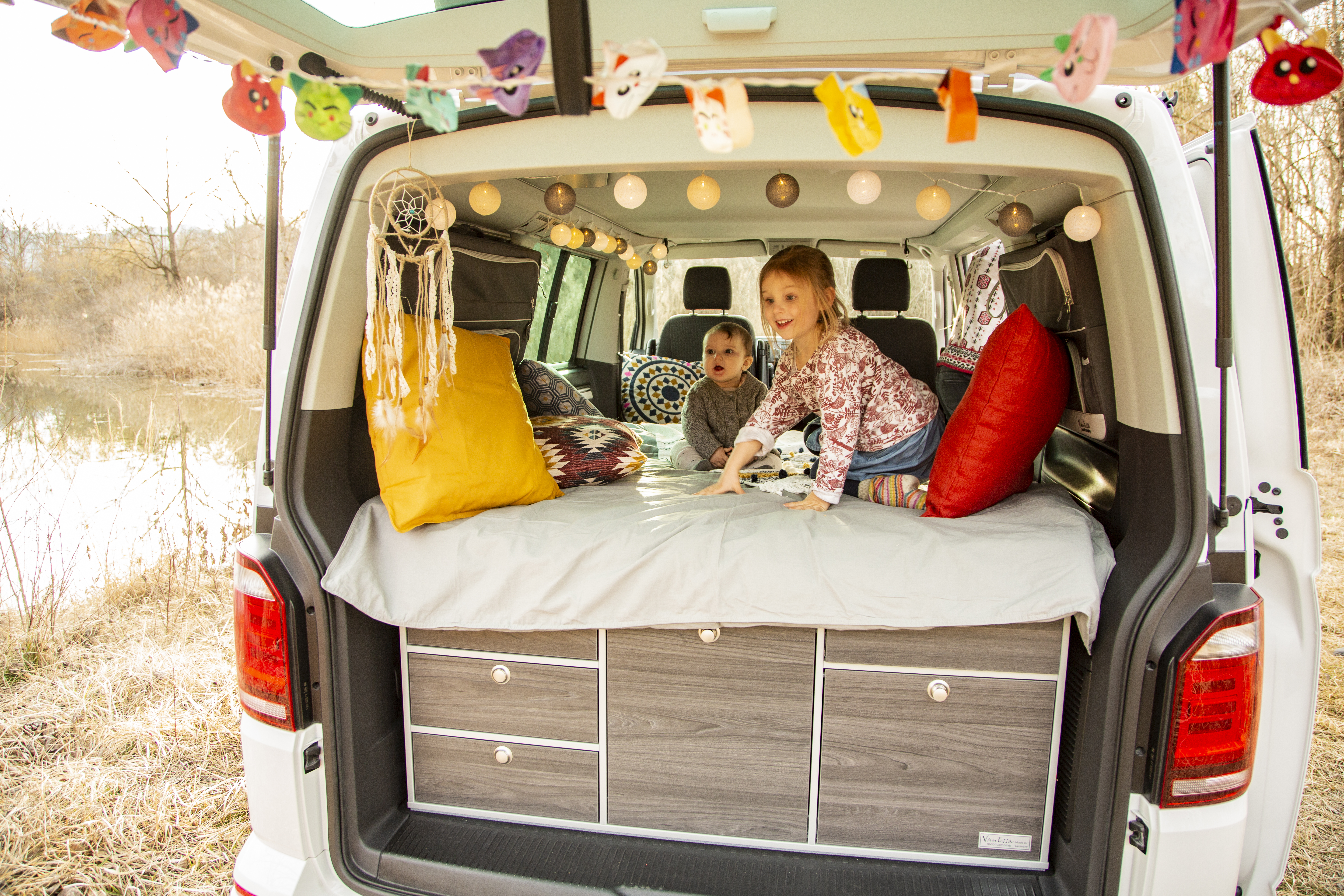 Kinder, die es sich im Camper gemütlich gemacht haben | Credit: myvanture