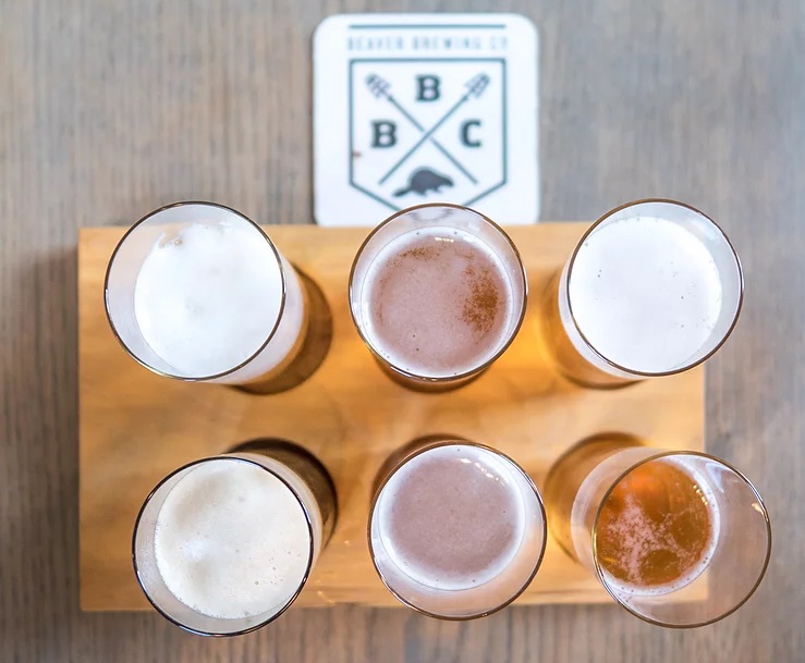 Sechs Biergläser von oben und ein Bierdeckel der Beaver Brewing Company
