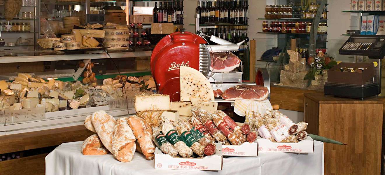 Innenraum des Feinschmeckershops Poehl am Naschmarkt