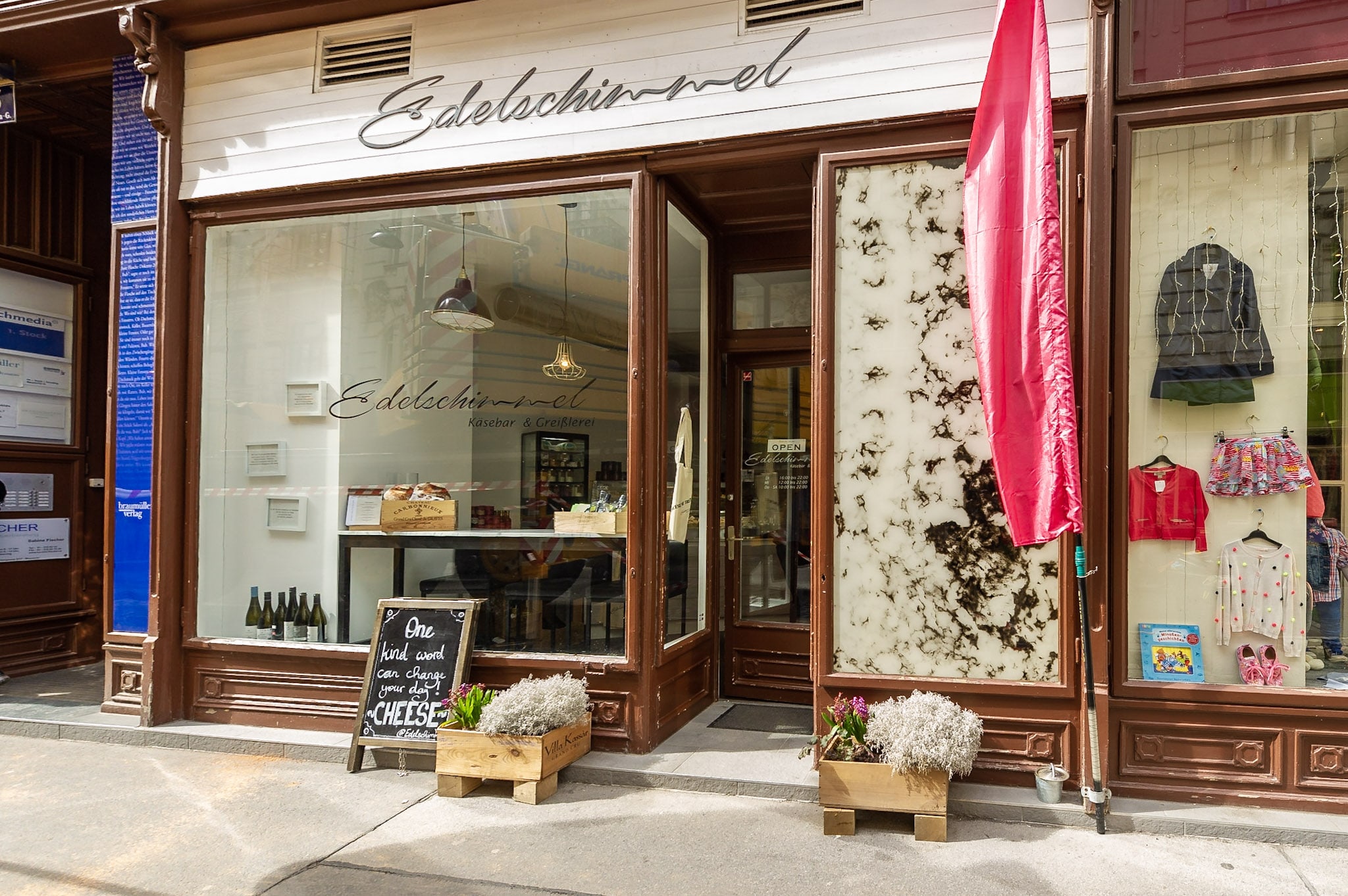 Fassade des Geschäfts Edelschimmel Käsebar und Greißlerei