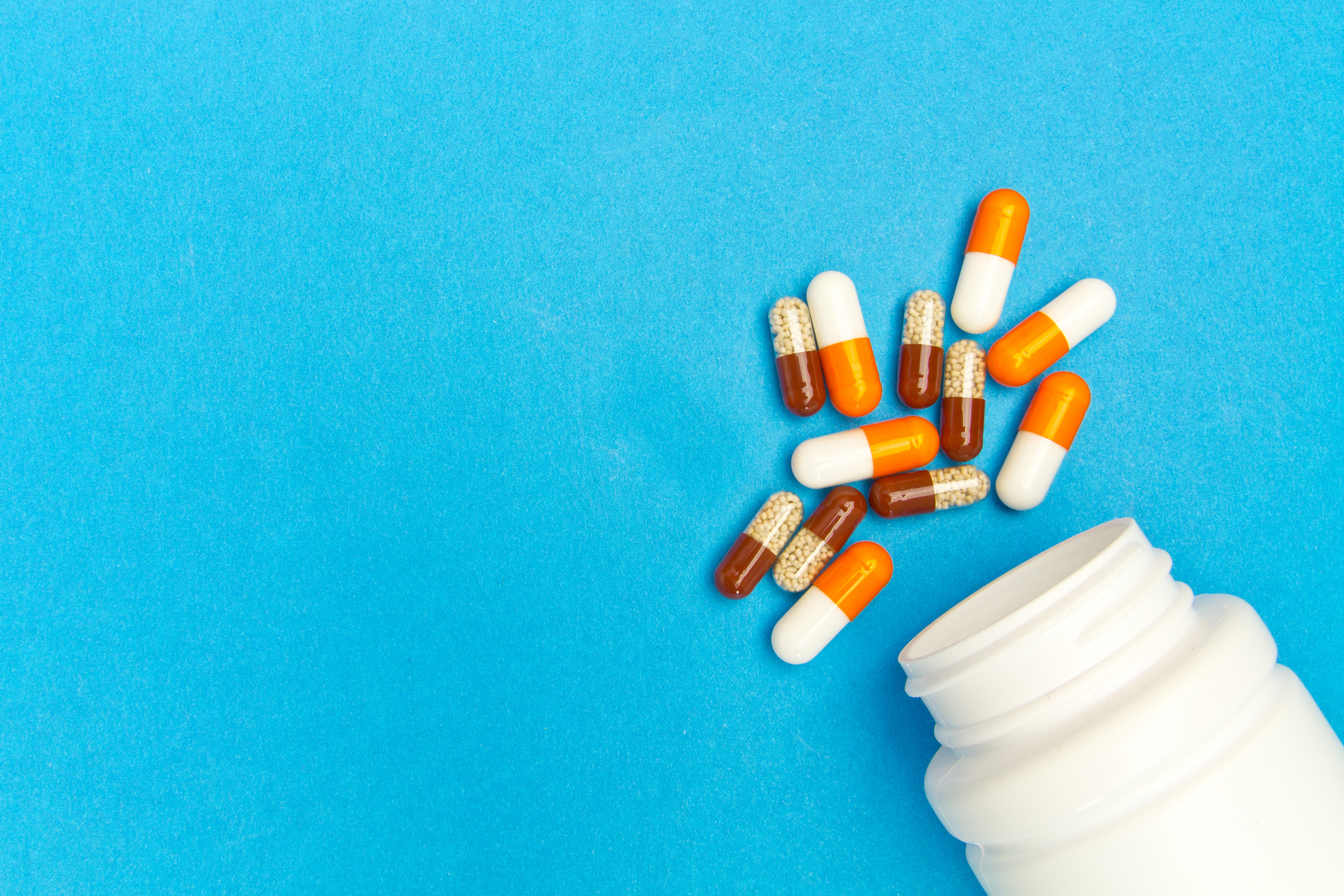 Medikamentenkapseln und eine geöffnete Dose