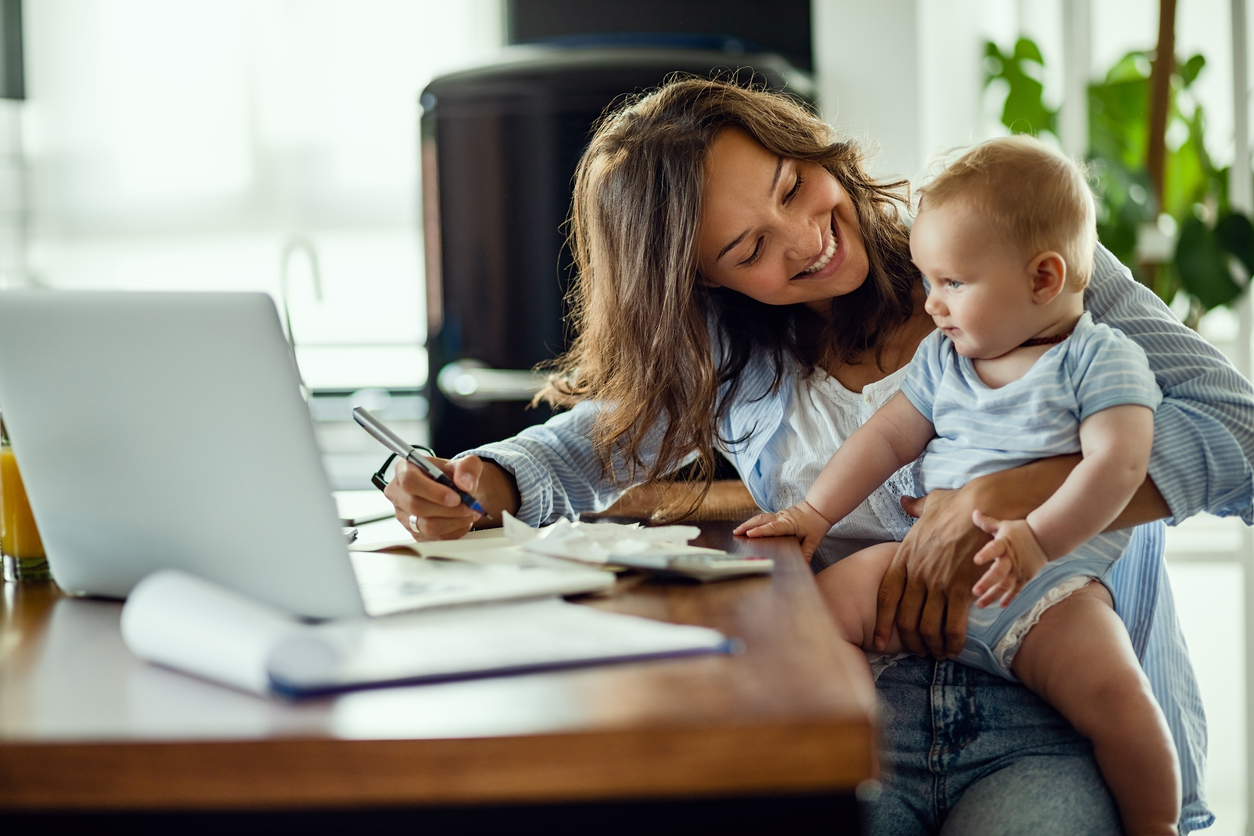 Mutter und Baby vor dem Laptop | Credit: iStock.com/Drazen Zigic