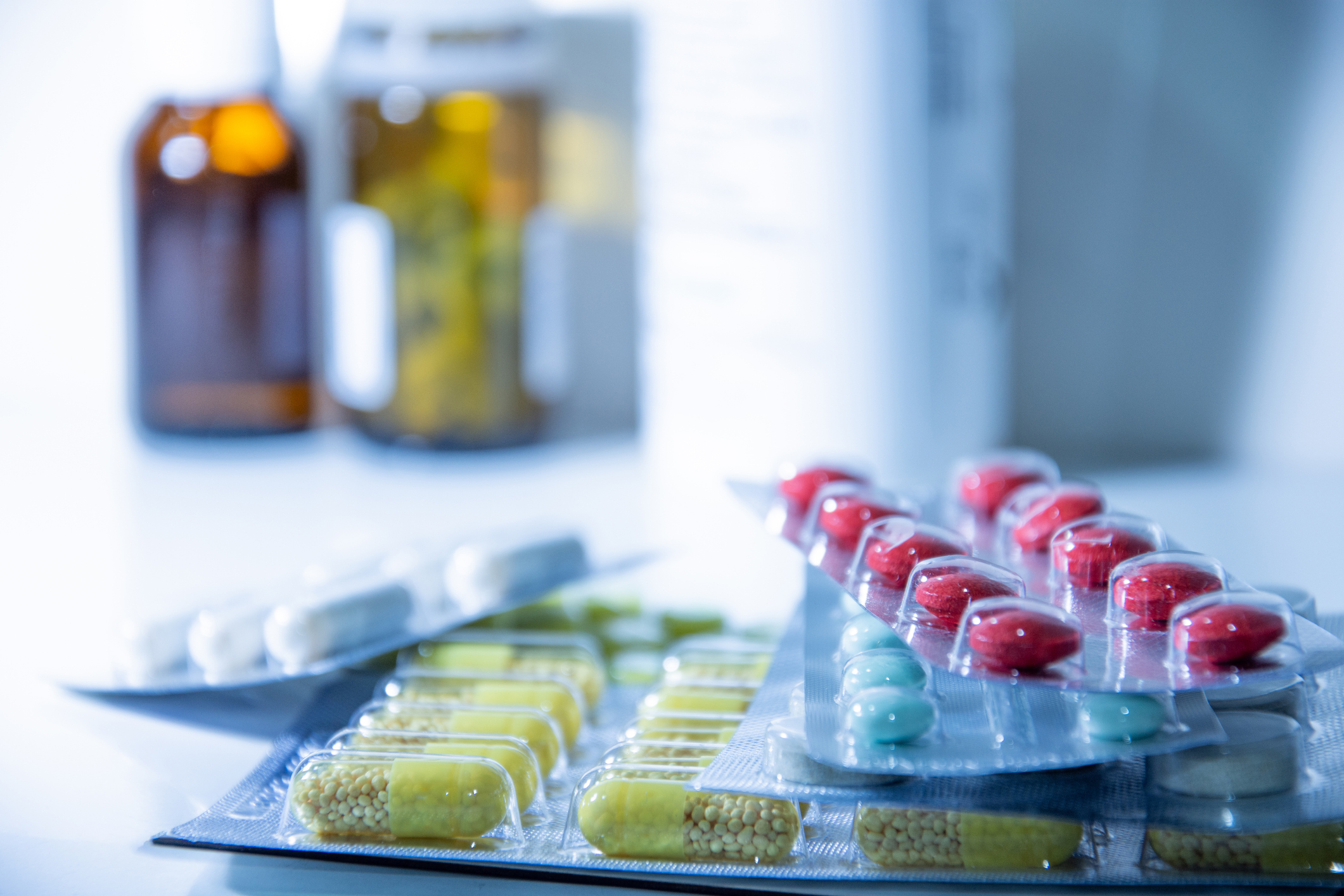 Mehrere Streifen mit verschiedenen Tabletten liegen übereinander