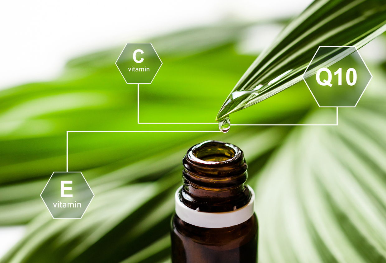 Medizinfläschchen und Blätter einer Pflanze