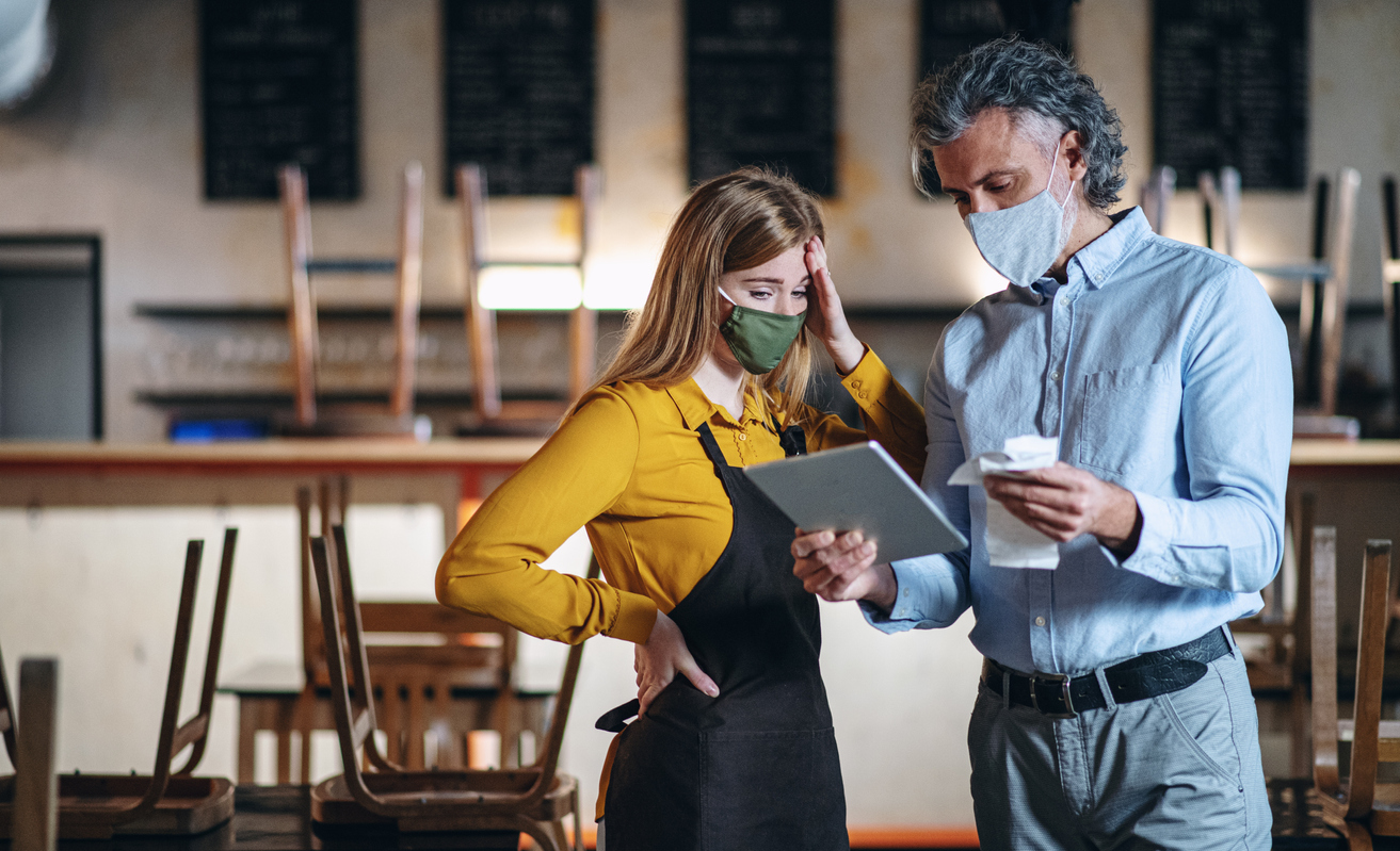 Kellnerin und Chef machen sich Sorgen | Credit: iStock.com/Weedezign