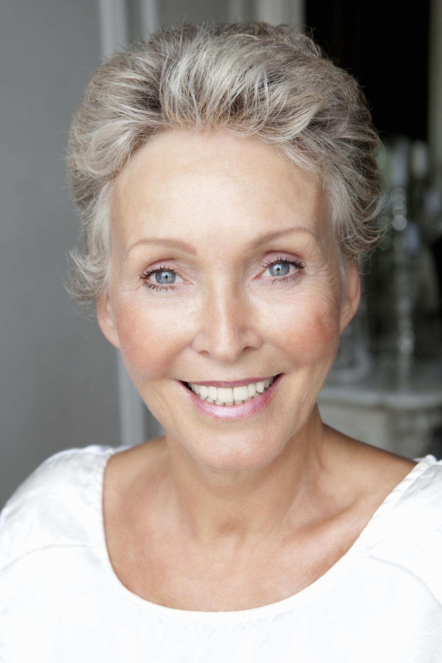 Porträt einer Frau mit kurzen grauen Haaren