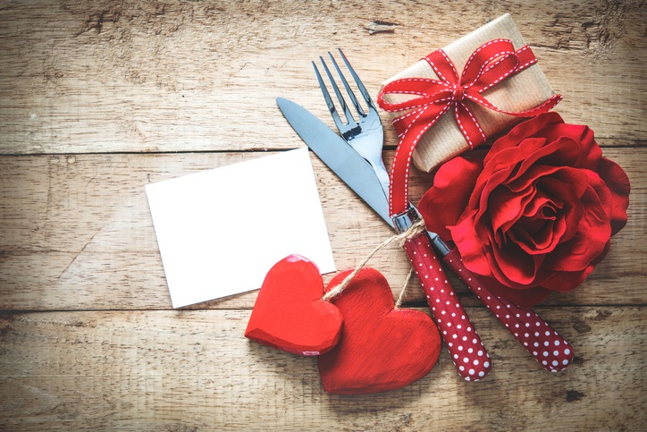 Valentinstag-Specials „to go“ | Credit: iStock.com/AlexRaths