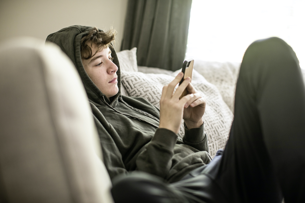 Teenie hängt am Handy | Credit: MOMO PRODUCTIONS/DIGITALVISION/GETTY IMAGES