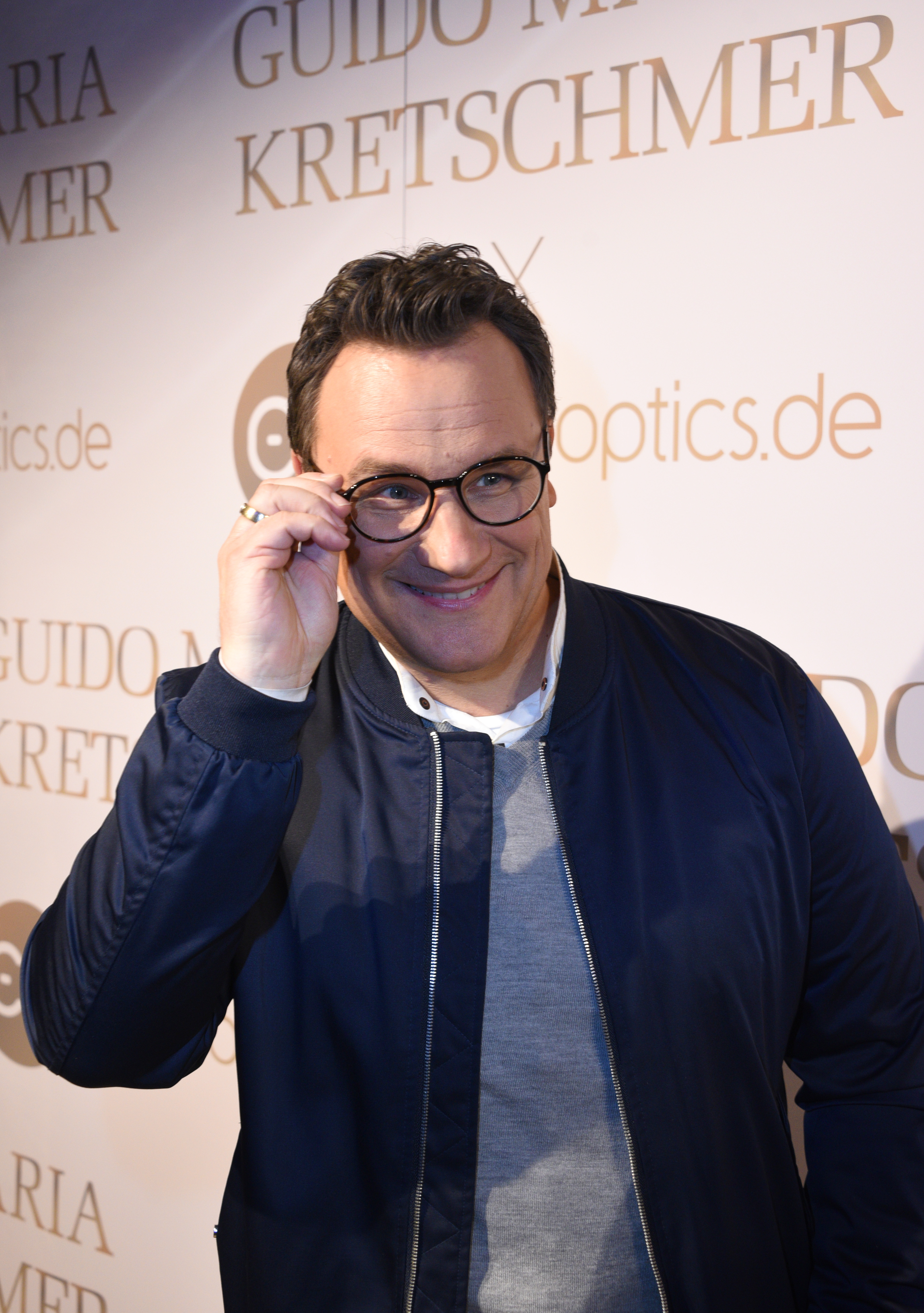 Porträt von Guido Maria Kretschmer, lächelnd mit Brille