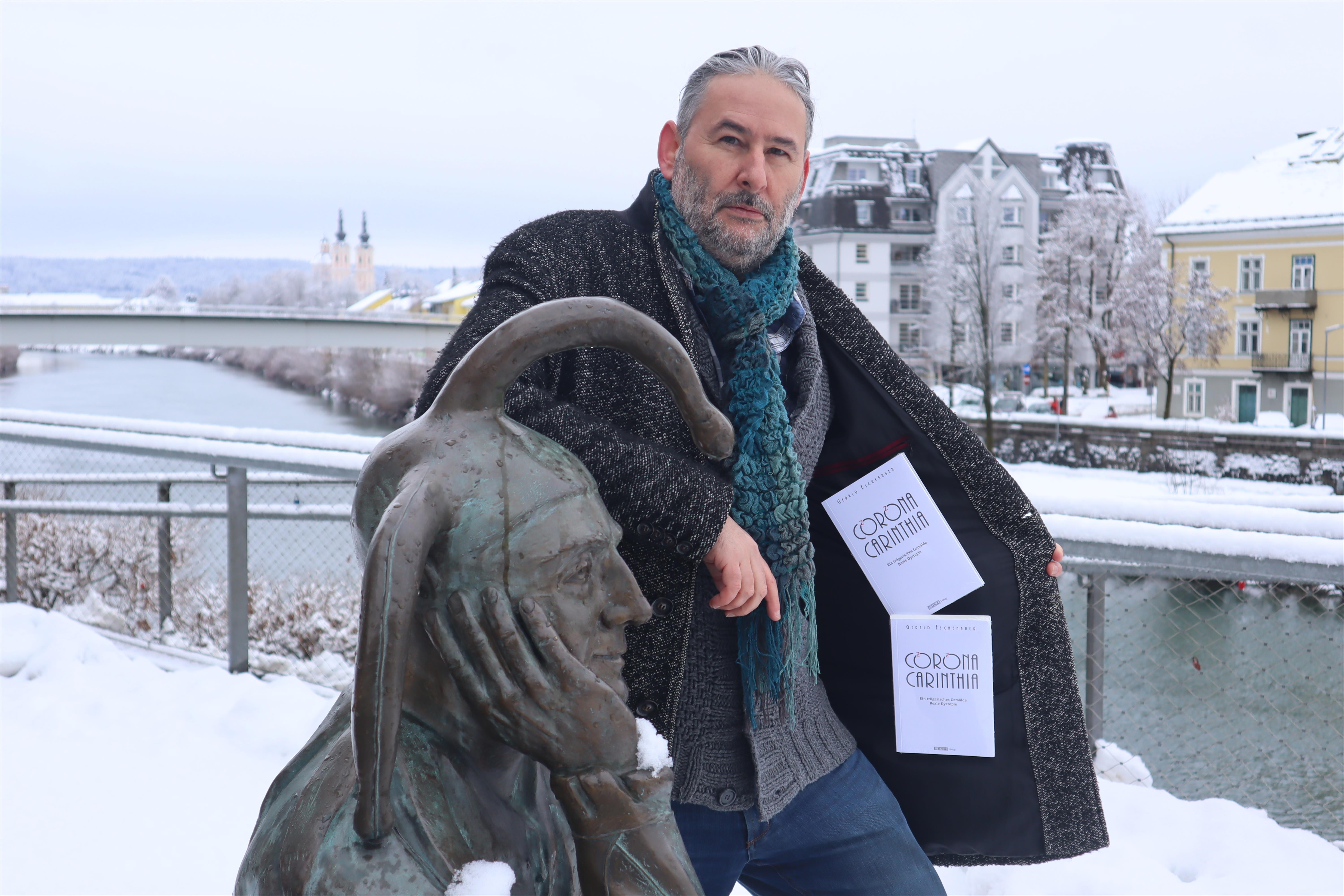 Gerald Eschenauer mit seinem neuen Buch | Credit: Julia Jank