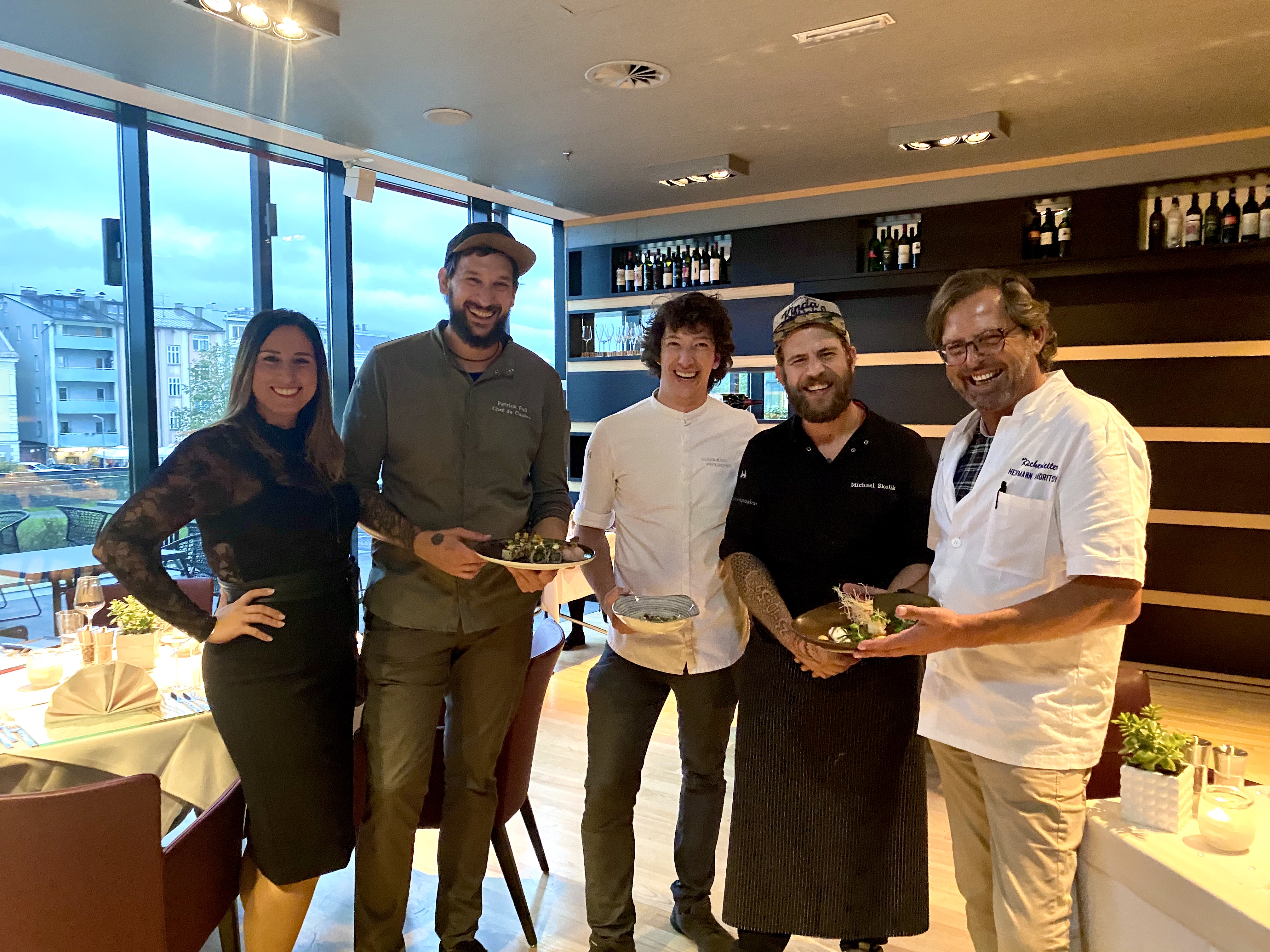 Das Lagana-Team und die beiden Köche freuen sich | Credit: Lagana