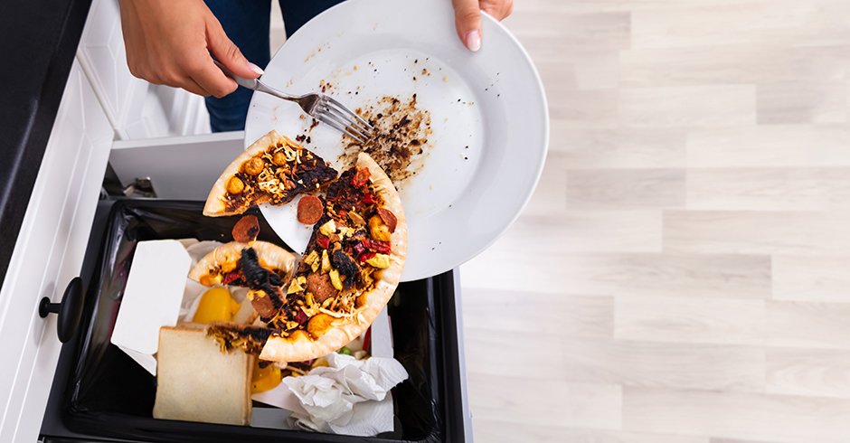 Pizza wird in Mülleimer geworfen