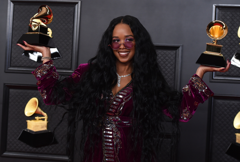 H.E.R. wurde für den &quot;Besten Song&quot; geehrt | Credit: Jordan Strauss / AP / picturedesk.com