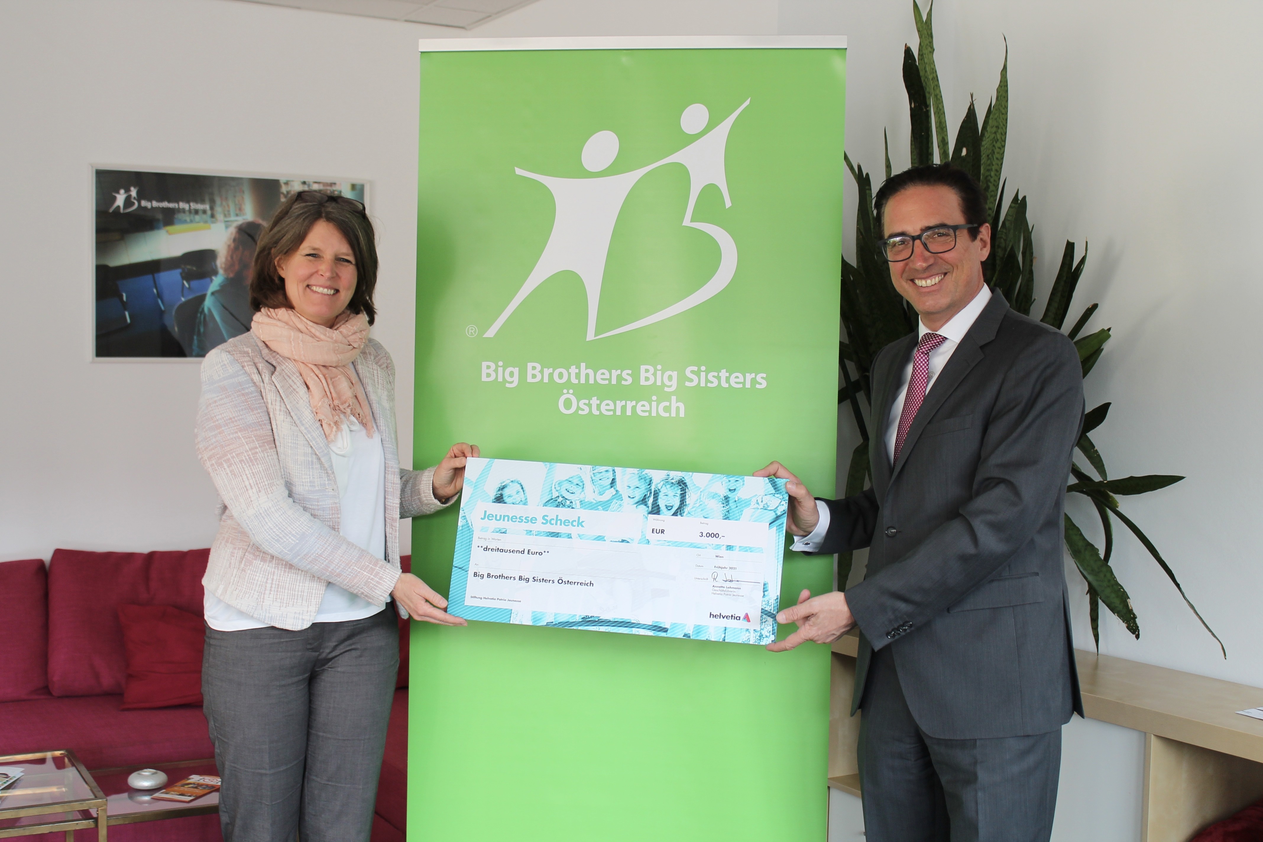 Birgit Radl-Wanko und Werner Panhauser bei der Scheckübergabe