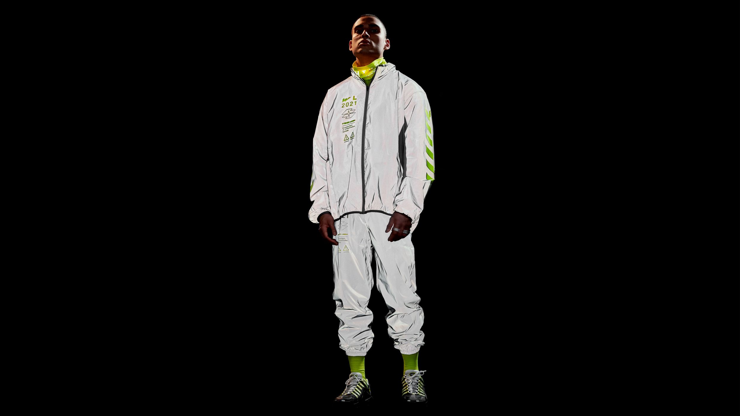 Mann im weißen Sportoutfit