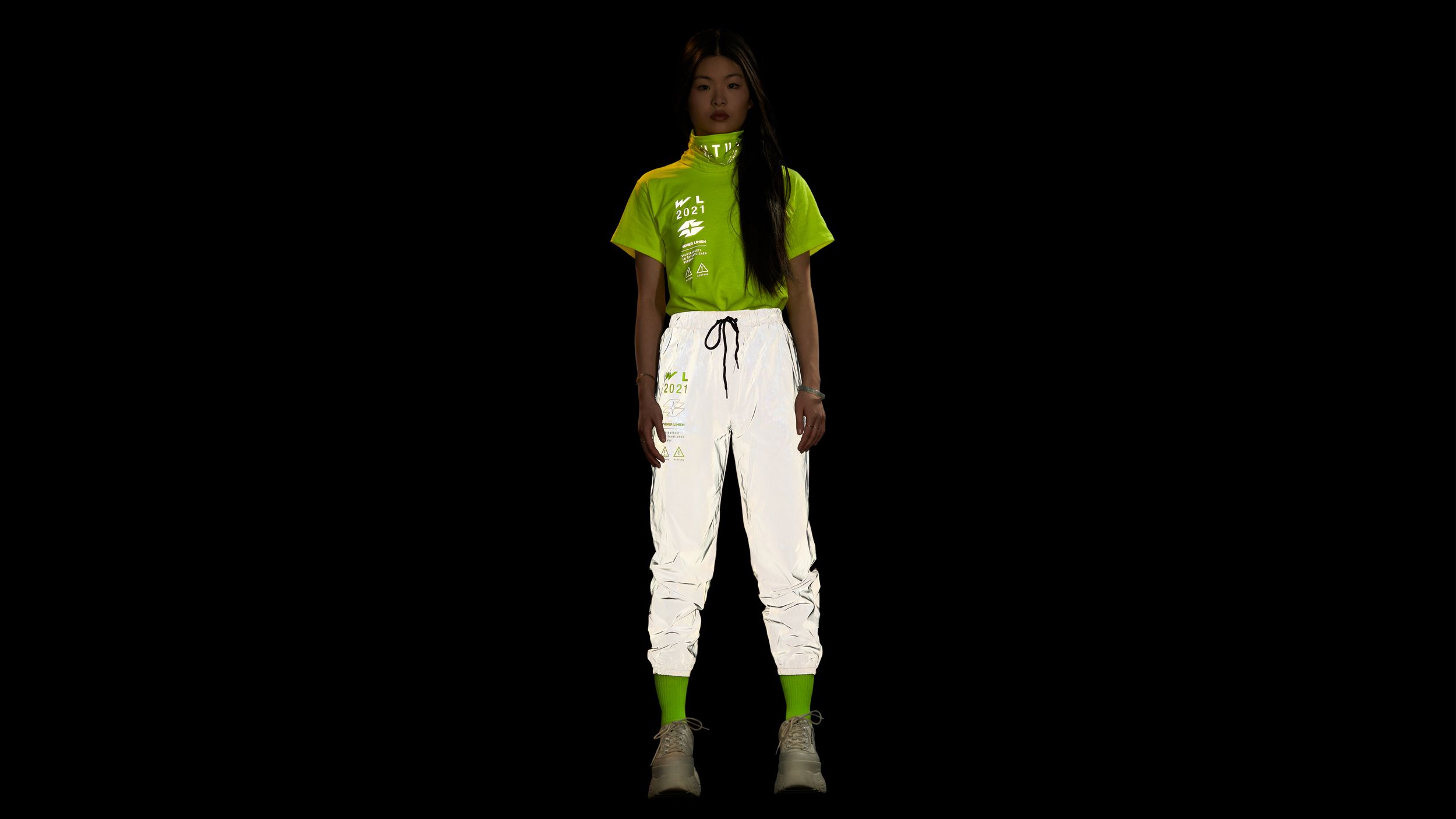 Frau im bunten Sportoutfit