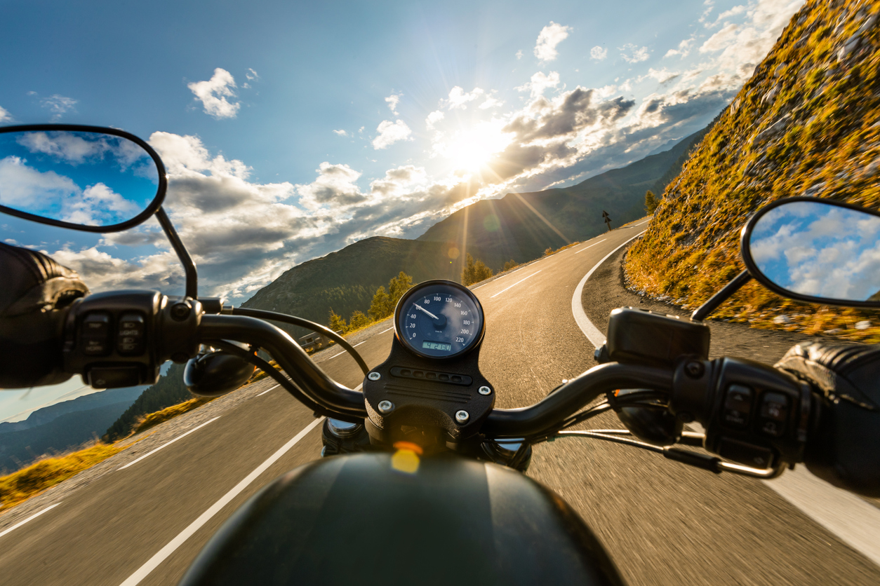 Motorrad auf kurviger Bergstraße | Credit: iStock.com/Kesu01