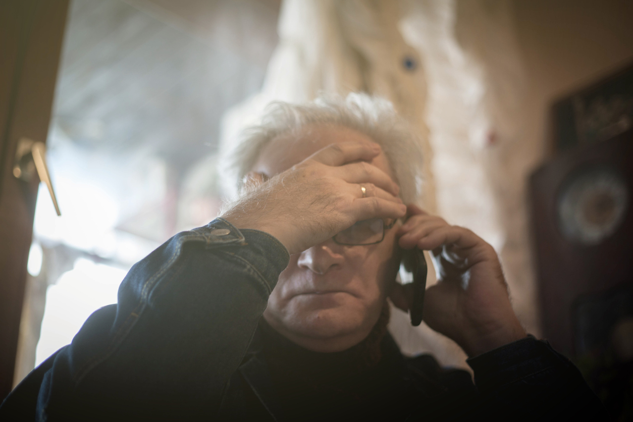 Ein Senior am Telefon | Credit: iStock.com/EllenaZ