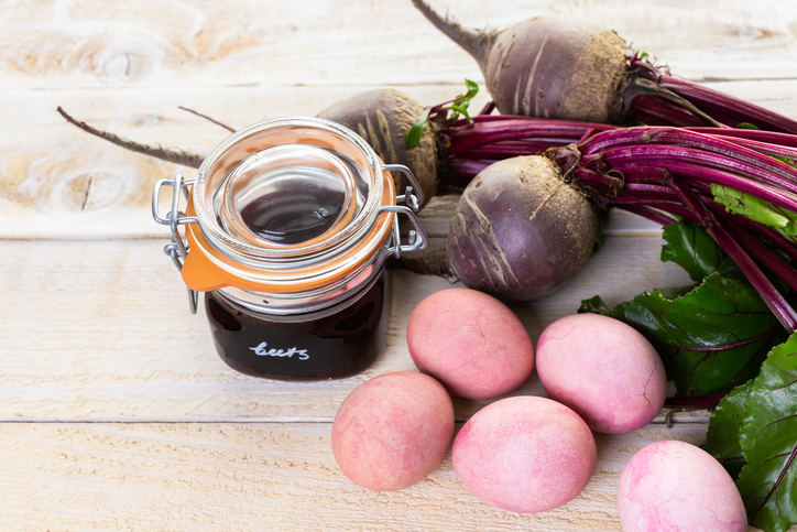 Eier natürlich färben/rote Rübe |Credit: iStock.com/Arina Habich