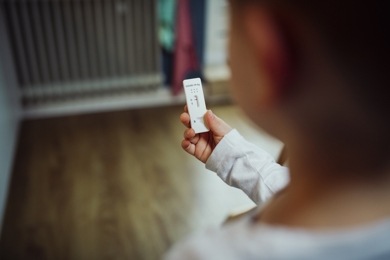Mädchen hält Coronatest in der Hand